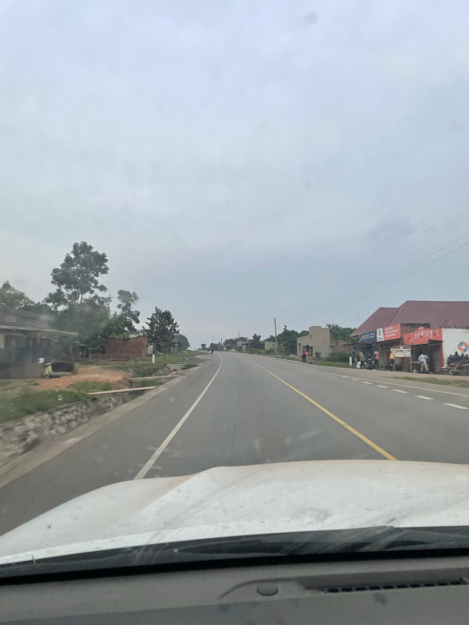 路途漫长,在道路两旁,种植了成片成片的甘蔗,植株不粗,细长无韧性,很