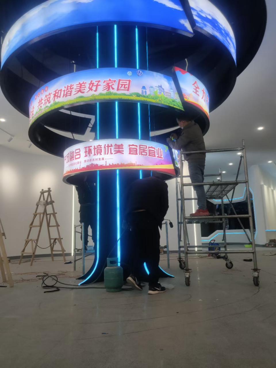 异形软膜灯箱,应该叫弧形灯箱,通宵达旦干活就为碎银几两.