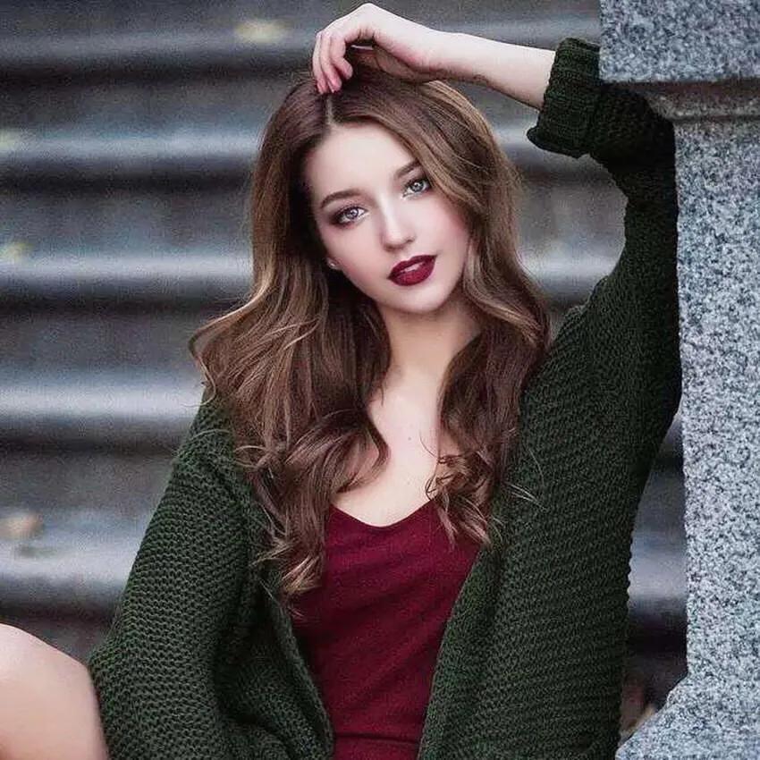 安吉丽娜丹妮洛娃,1996年12月28日出生于俄罗斯圣彼得堡