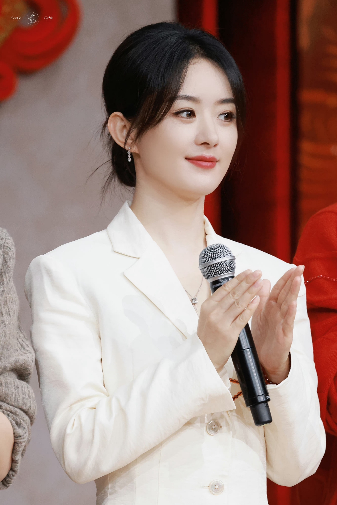 赵丽颖的时尚魅力78  赵丽颖身穿白色西装外套,气质瞬间提升几个