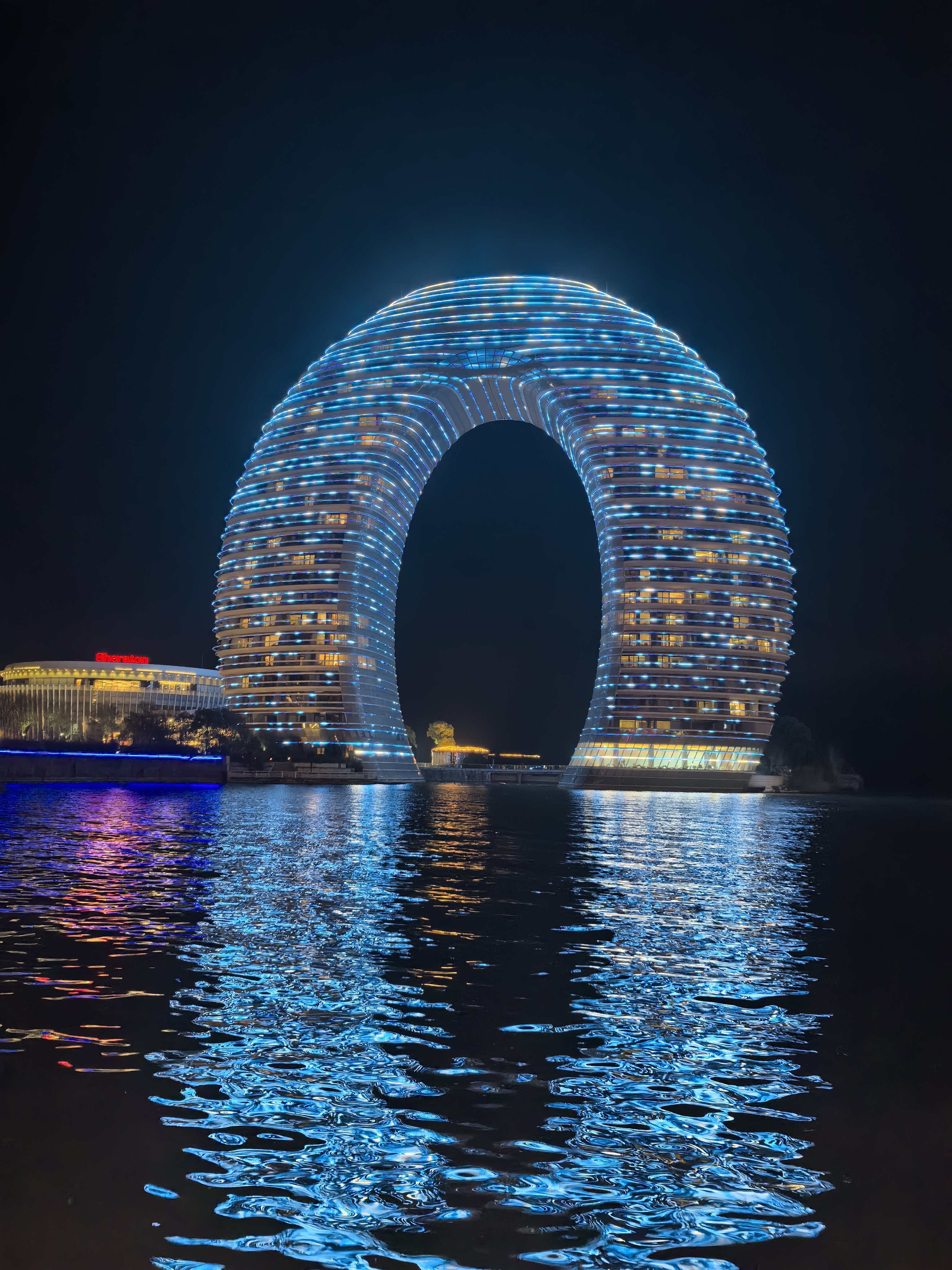 夜晚的街头,一个神秘的建筑吸引了我的目光