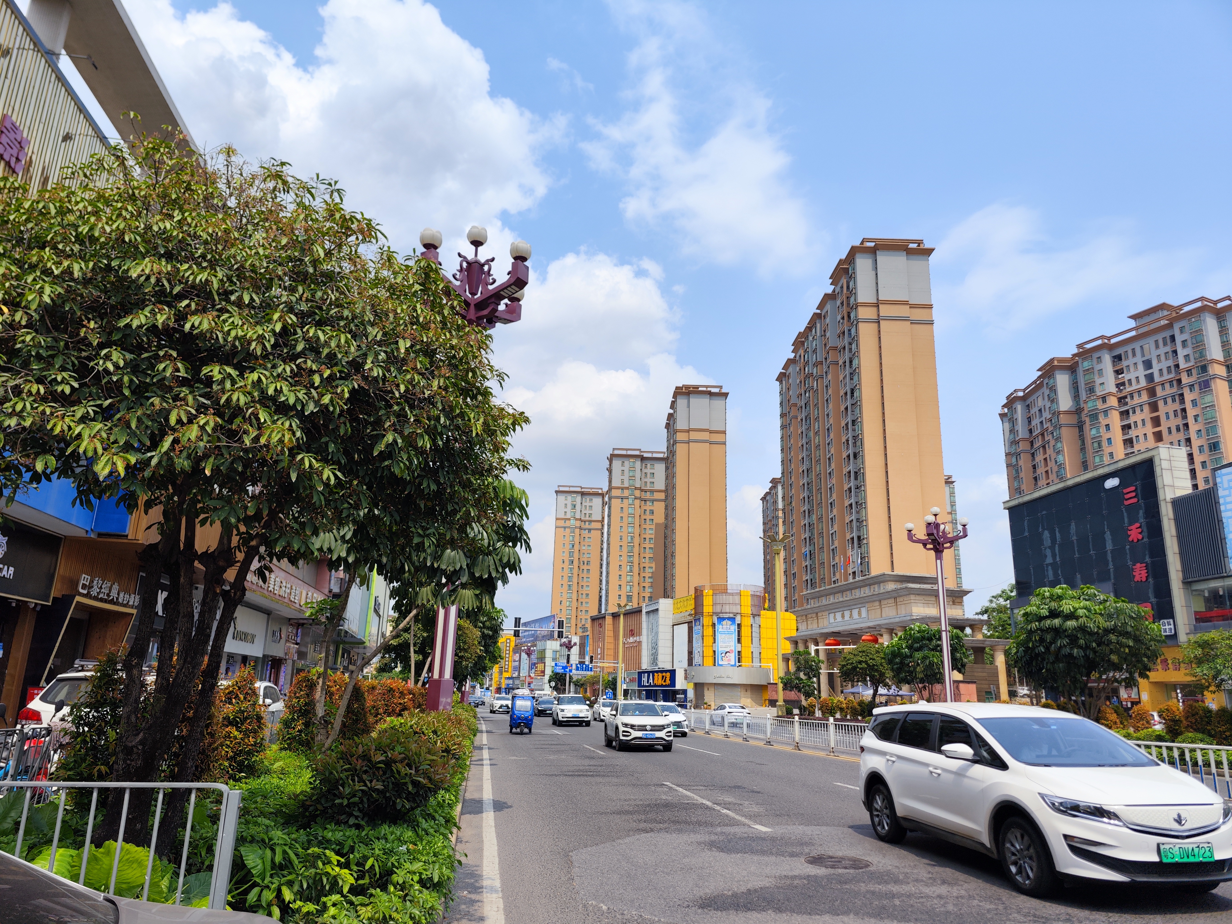 一:周边环境 本店名为(塔诗汀中国汉堡,本店位于东莞市大朗镇美景