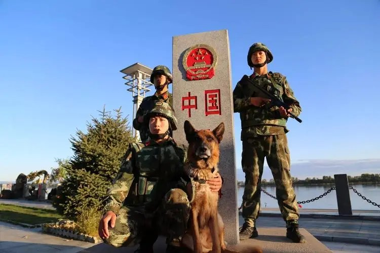 当我们举杯欢庆新年快乐的时候,有这样一边防部队军人训练的图片71446