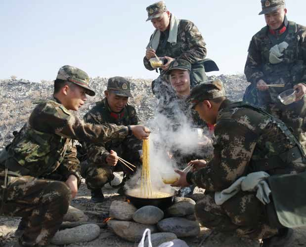 炖海带,香喷喷的味道不错,突然感觉二个多月的部队生活多了一点惬意