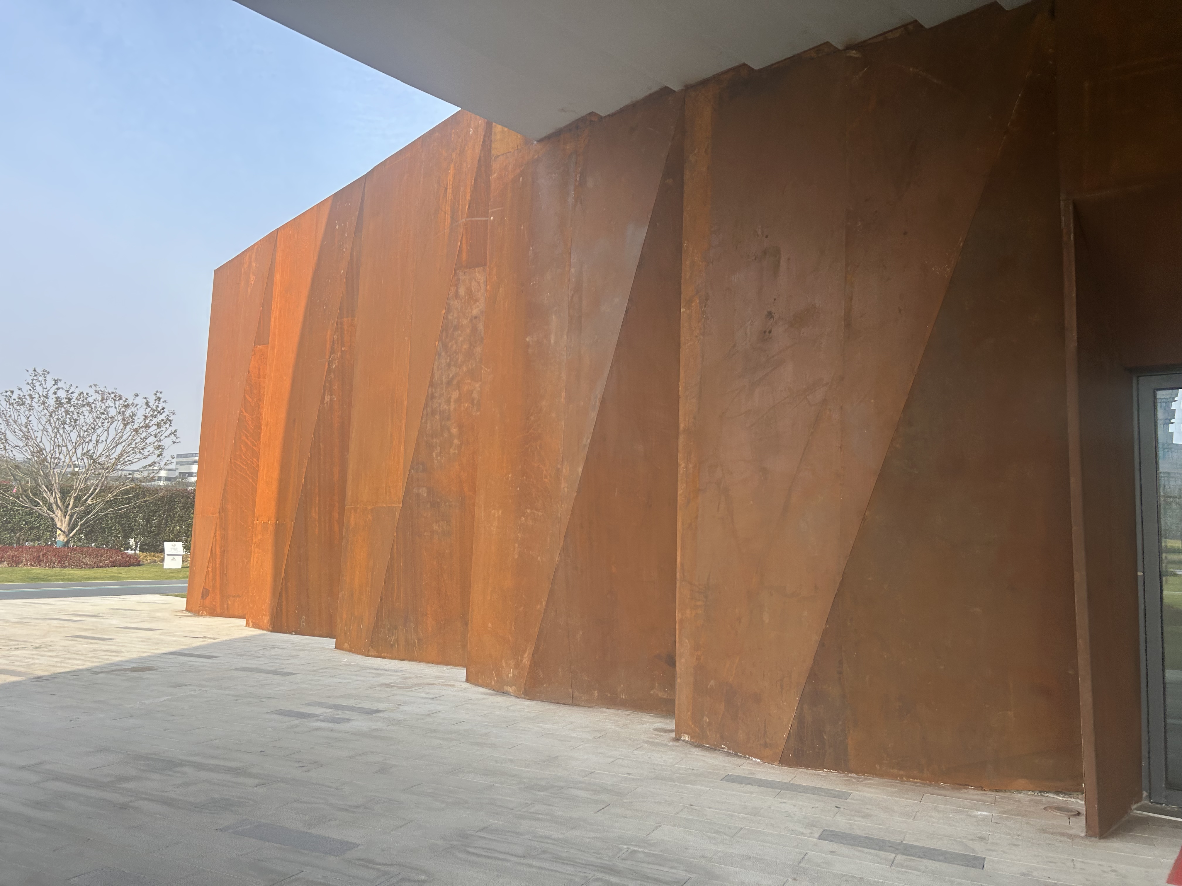 今天参观了城市新地标,那面巨大的耐候钢板幕墙简直震撼人心!