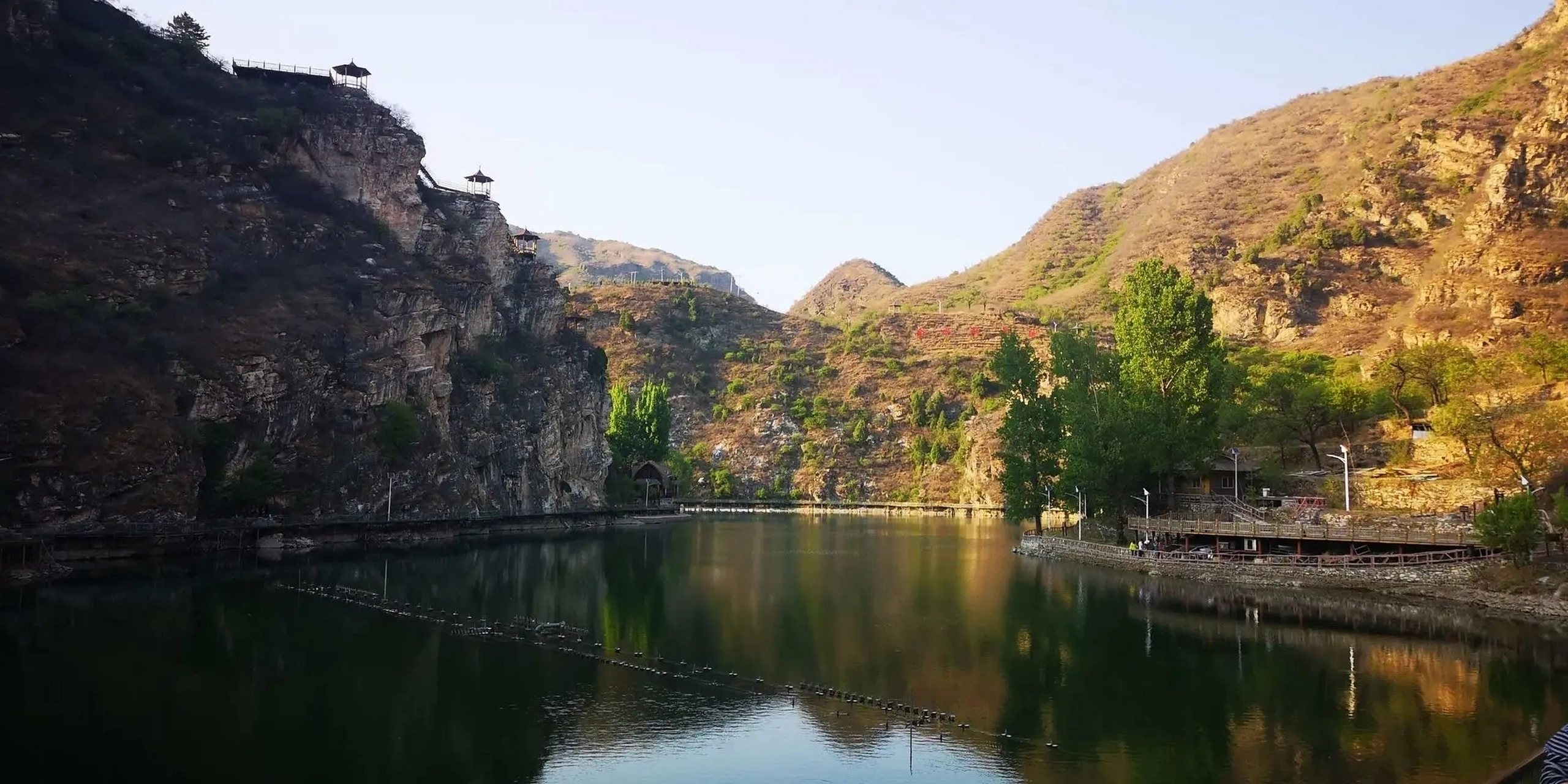 金水相涵秀丽佳,比肩也做金水夸.金水若相逢,必招美丽容.