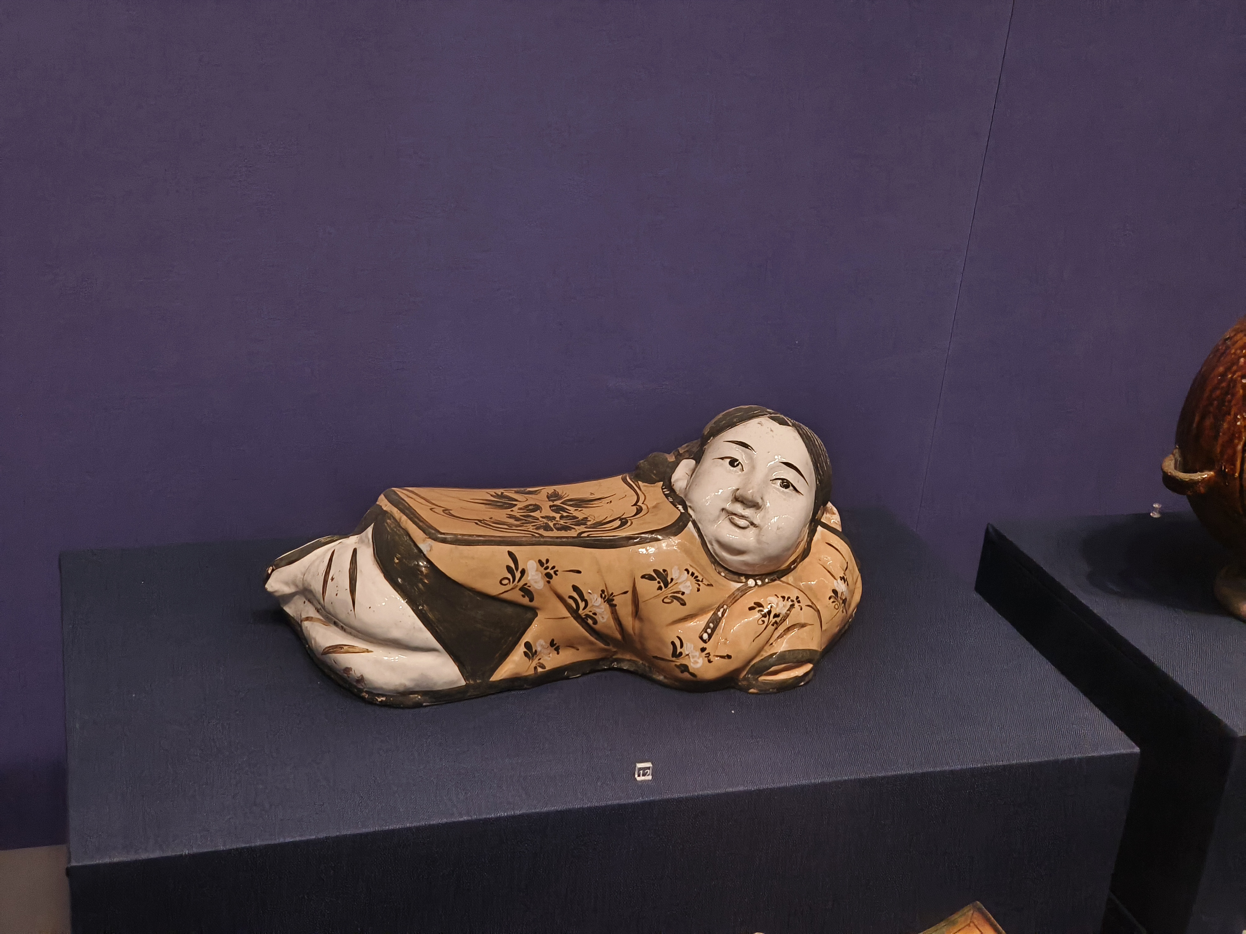 这件藏品位于西安历史博物馆秦汉馆内,是一件精美的枕头,名曰白釉青花