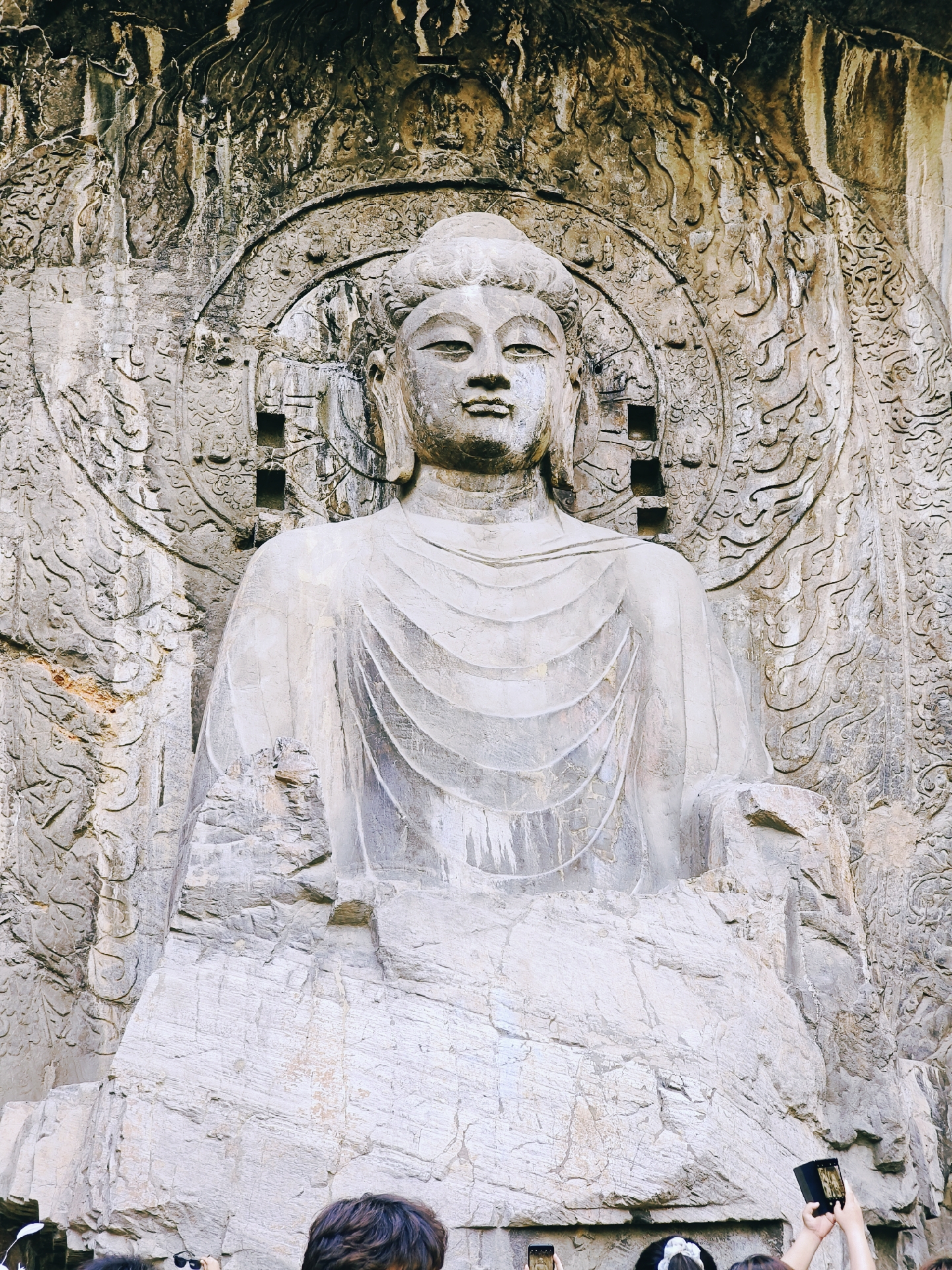 我去过一趟洛阳的龙门石窟,有被卢舍那大佛震撼到,虽然有些残缺,但是