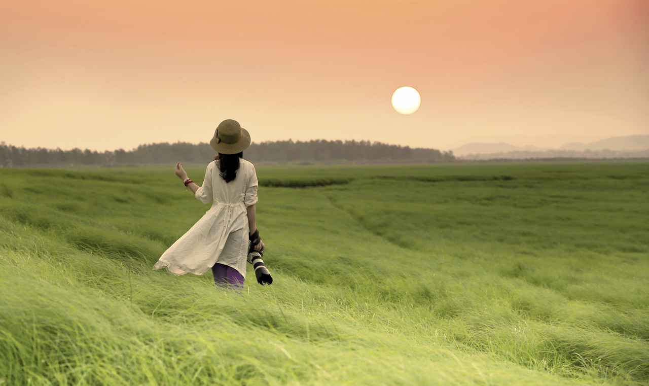 黄昏时分,我漫步在柔软的草地,身着白色长裙,轻戴