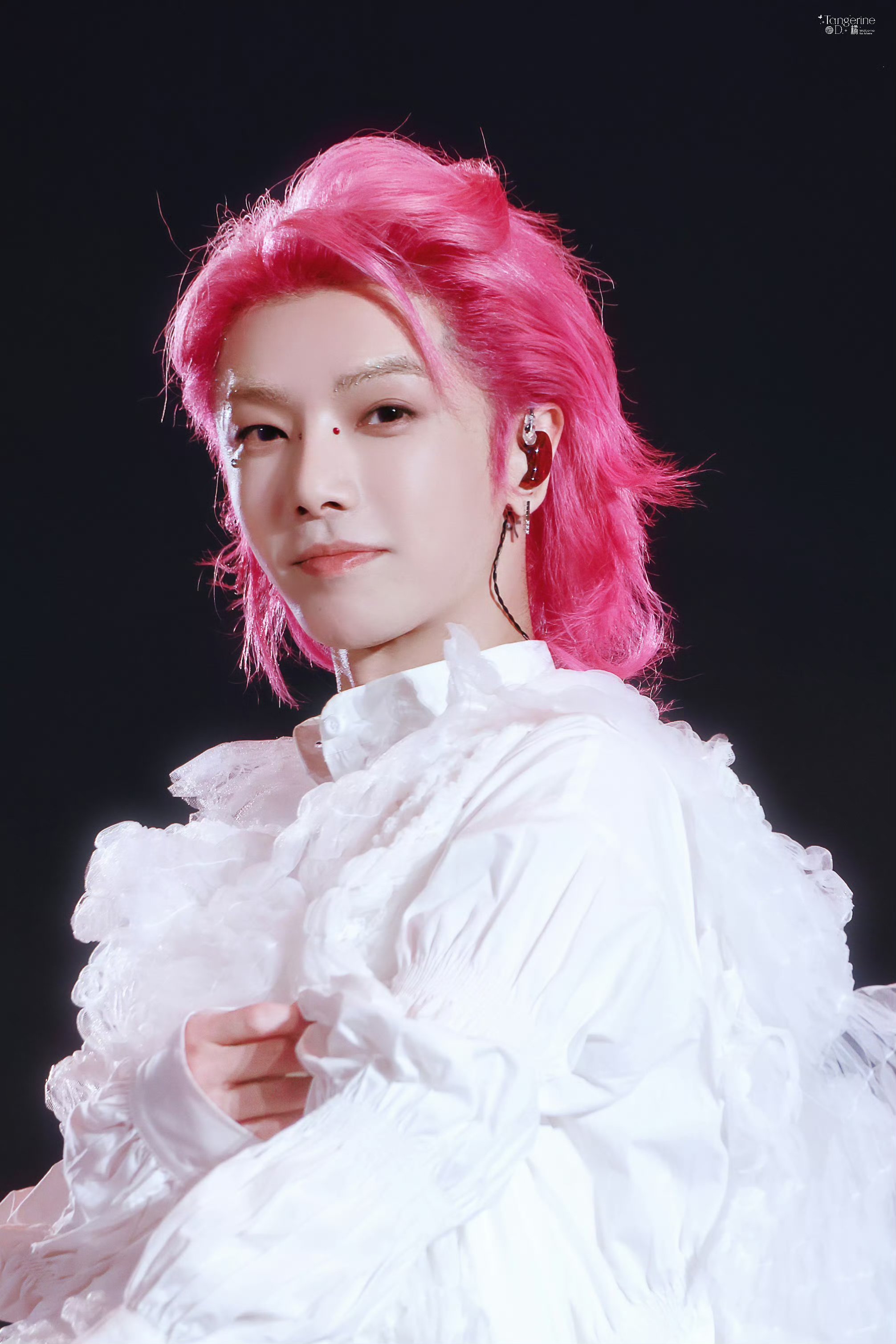 🌟 华晨宇,音乐界的时尚先锋,以其前卫多样的音乐风格和千变万化的