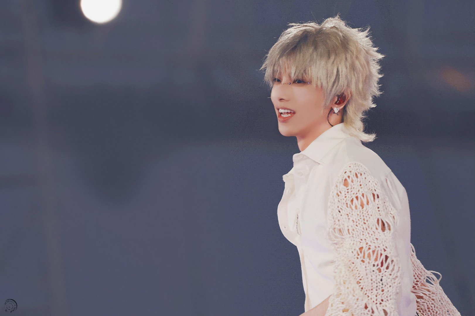 《小镇里的花》是华晨宇为缅怀逝去的母亲而深情创作的歌曲