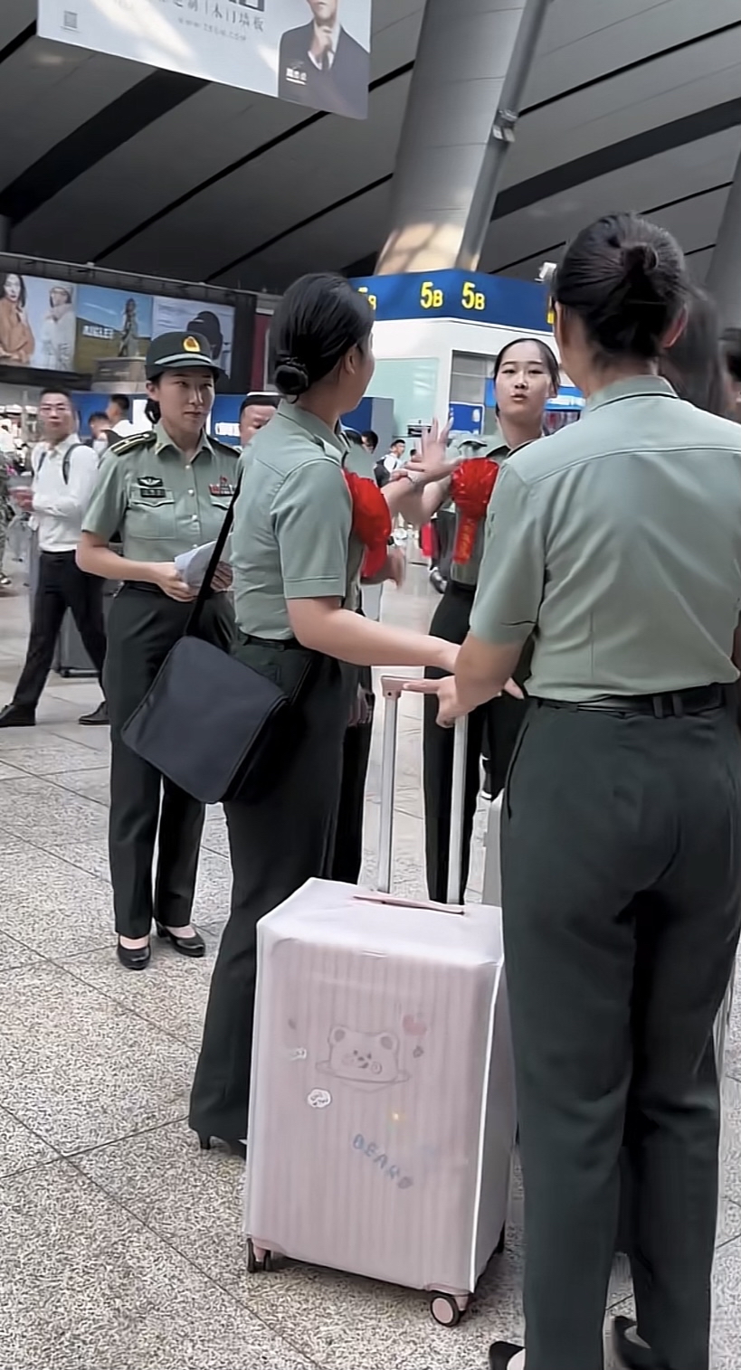 仪仗女兵退伍图片