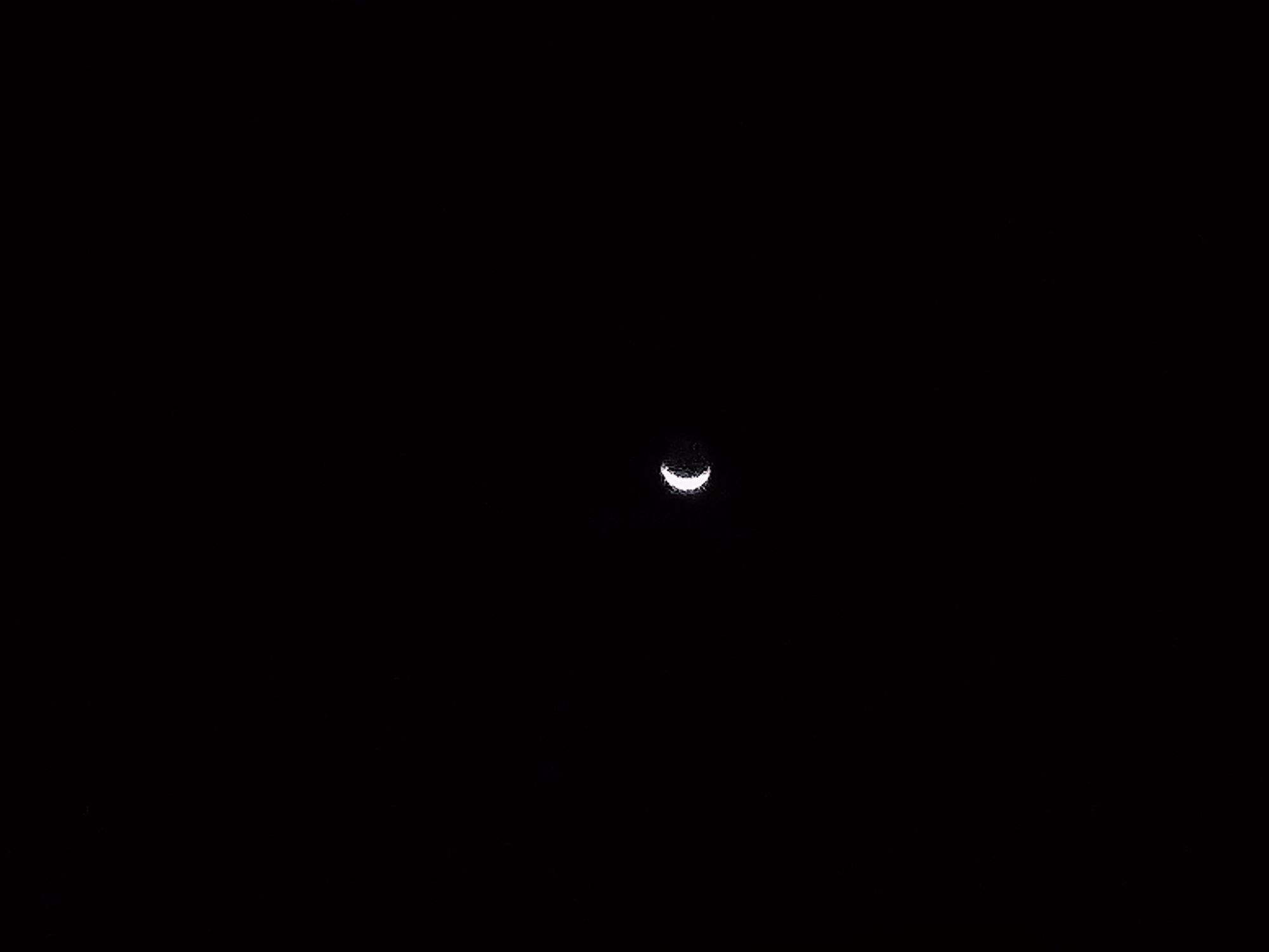 月亮是夜的眼睛  风起了 在子夜时分  擦着猫头鹰的羽毛 它穿过了乡村