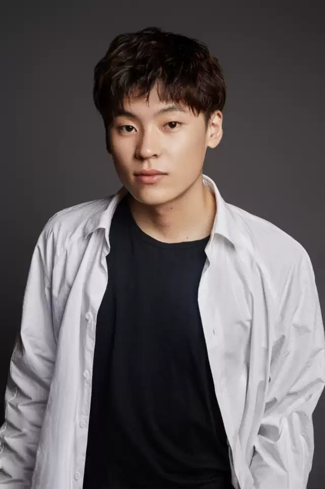 《多想在平庸的生活拥抱你》是由中国内地歌手隔壁老樊