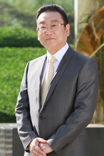 《敢问路在何方》这首歌曲最初由张暴默首唱,后由蒋大为演唱,并于1980