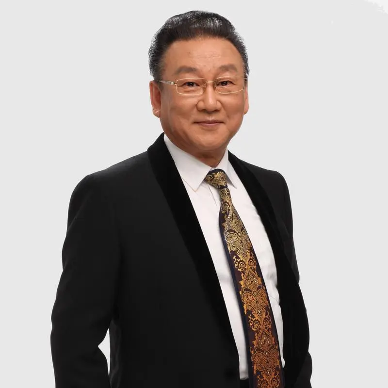 《敢问路在何方》这首歌曲最初由张暴默首唱,后由蒋大为演唱,并于1980