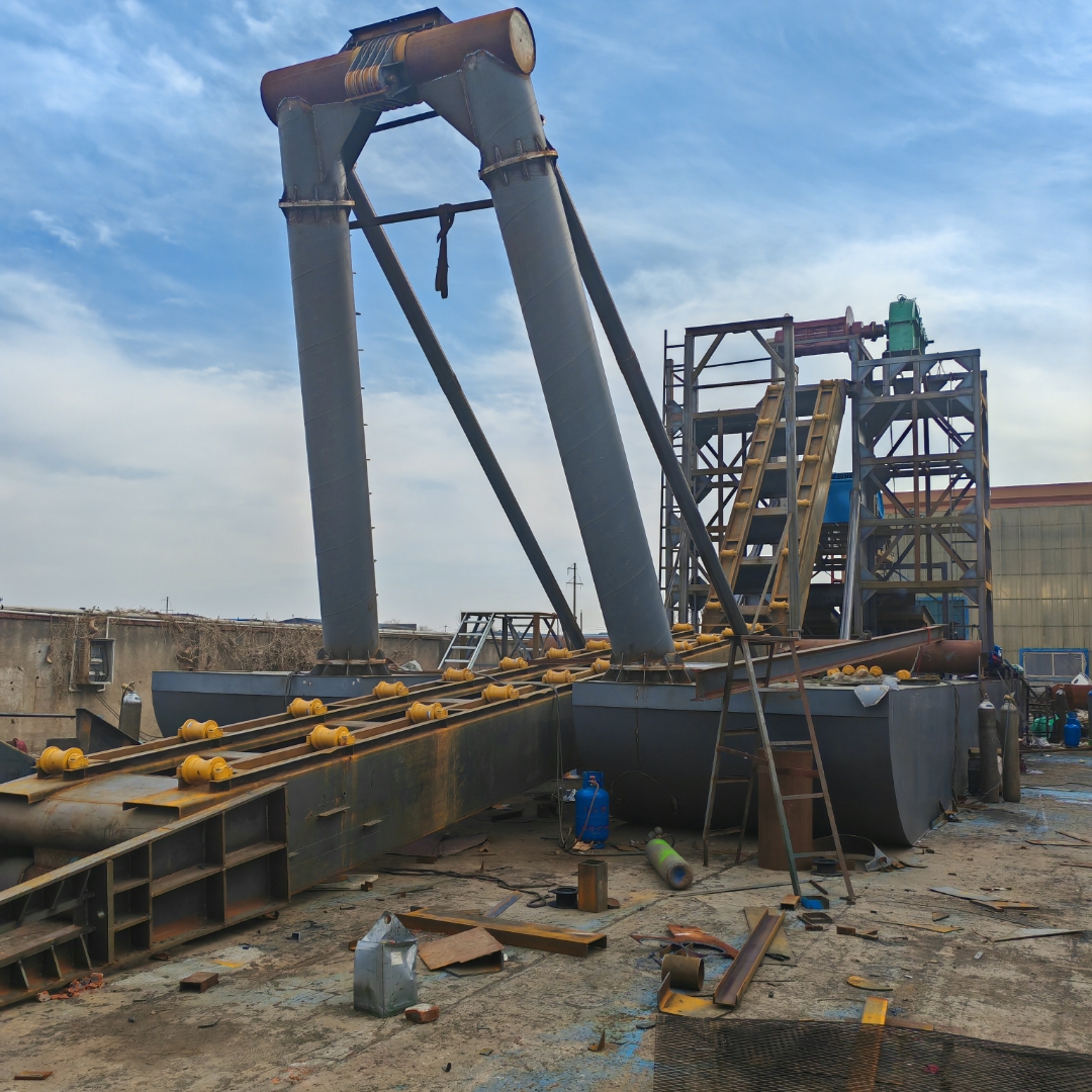 厂内制作的链斗淘金船两艘#淘金# 分体式结构运输方便可根据客户情况