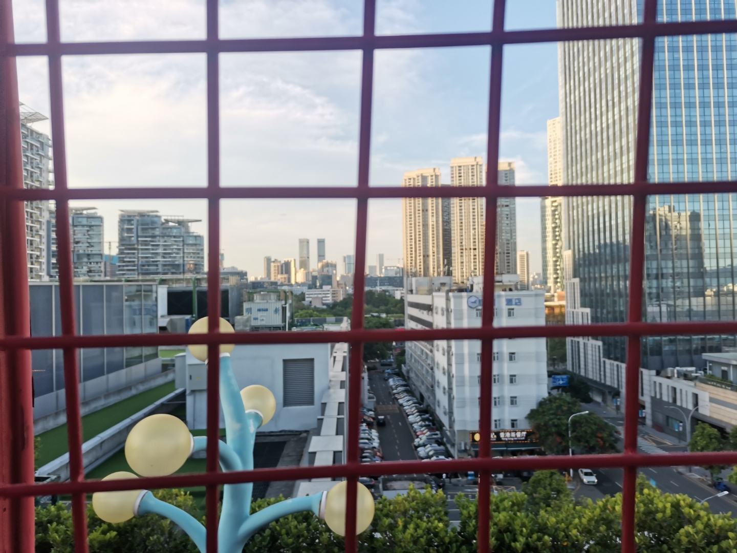 汇港购物中心顶楼有很不错的风景,建议6点7点去拿上面有两边上去后往
