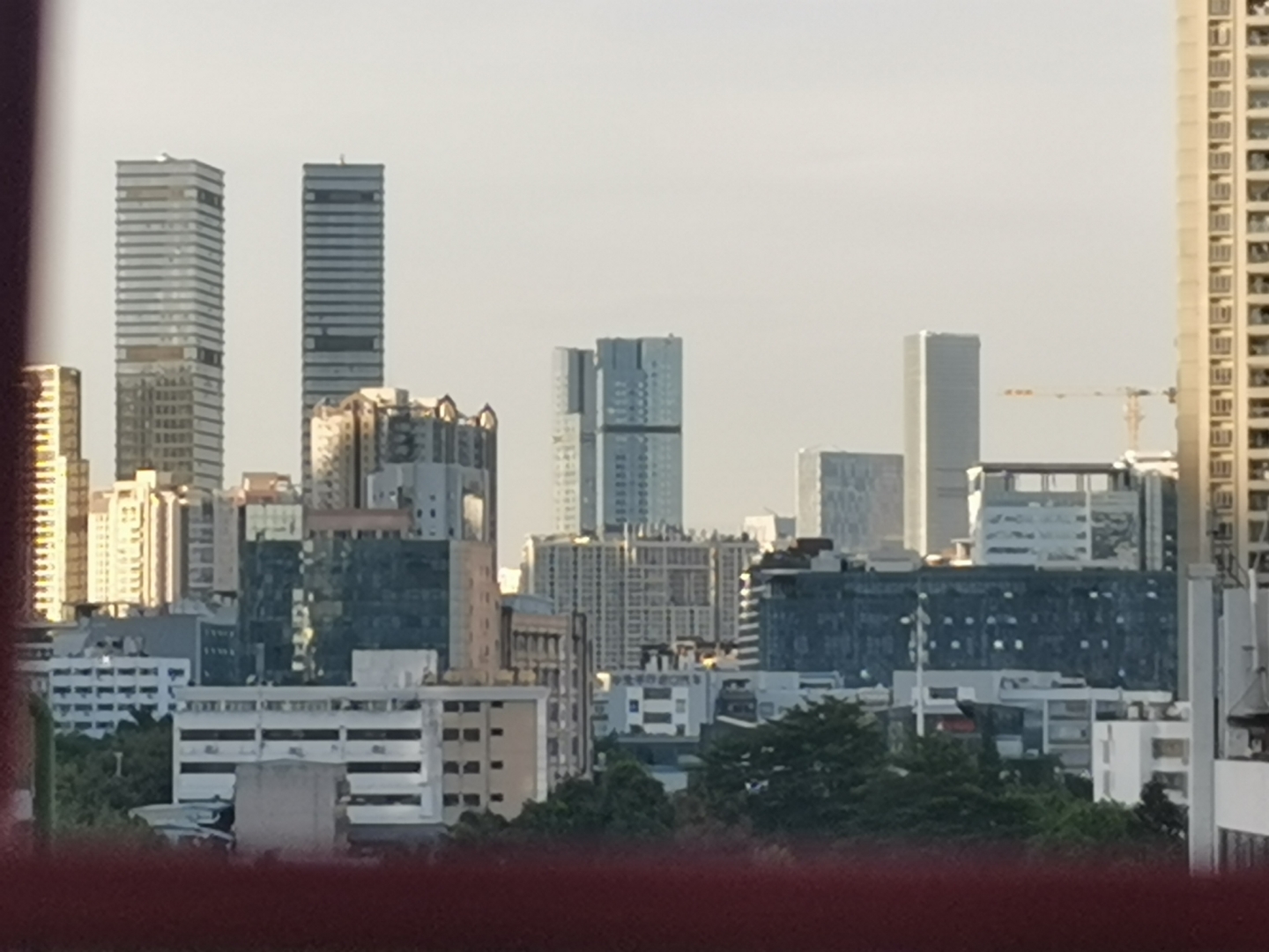 汇港购物中心顶楼有很不错的风景,建议6点7点去拿上面有两边上去后往