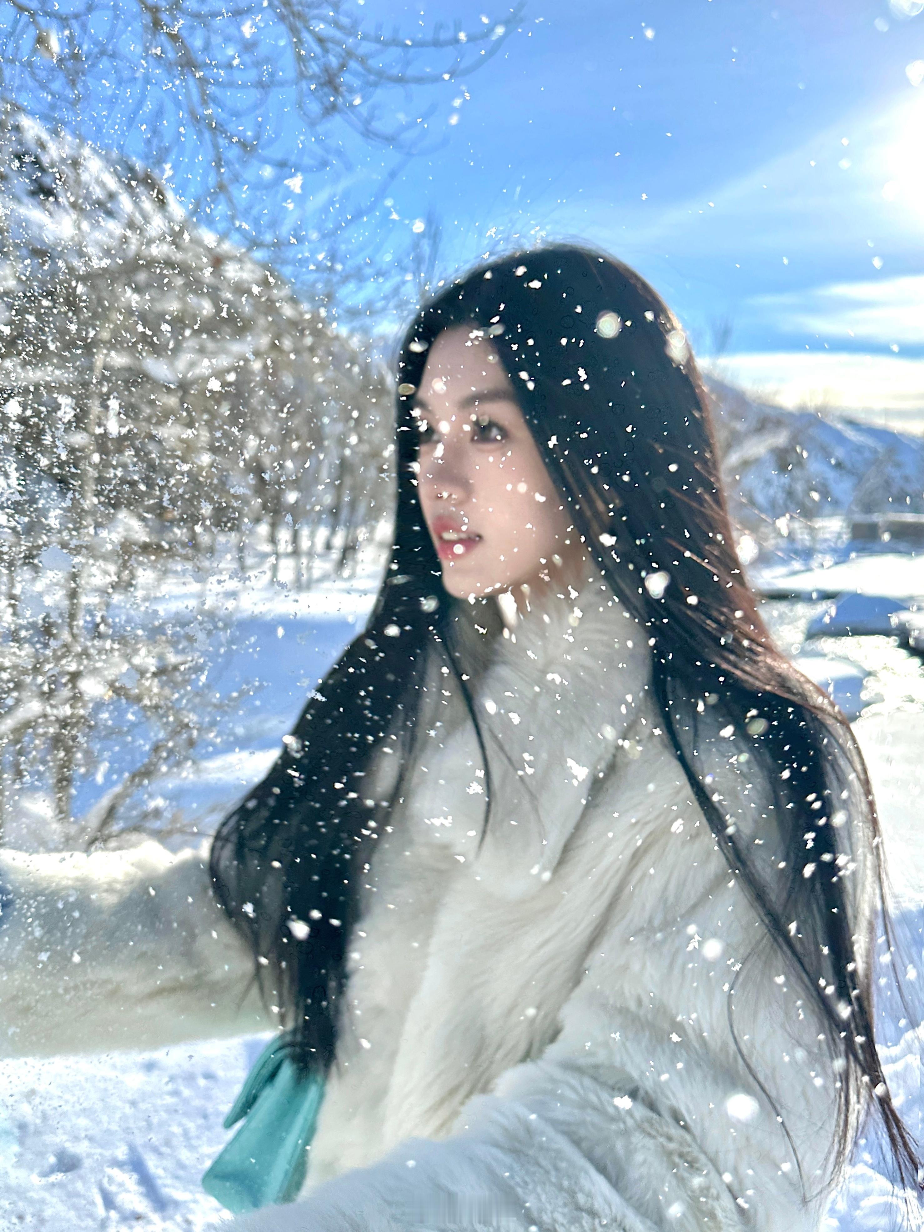 形容雪景里漂亮的美女图片