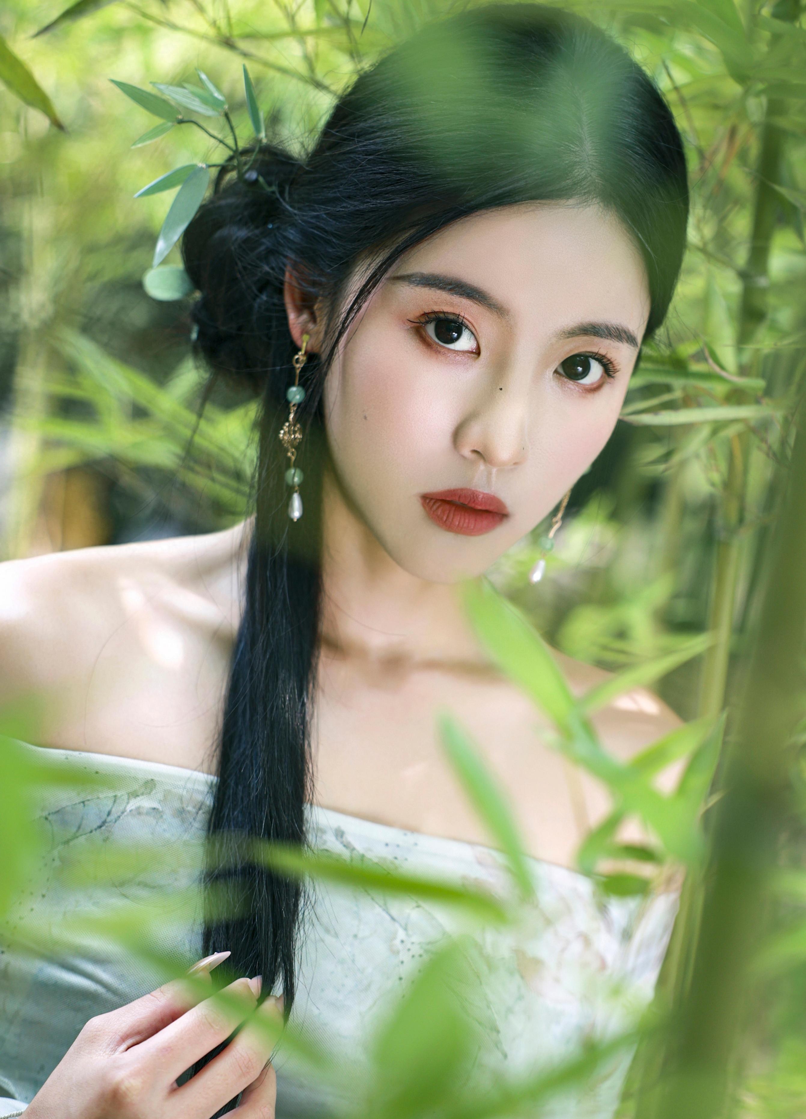 94  瞧这白衣飘飘的古装美人,仿佛穿越千年时光,款款而至.