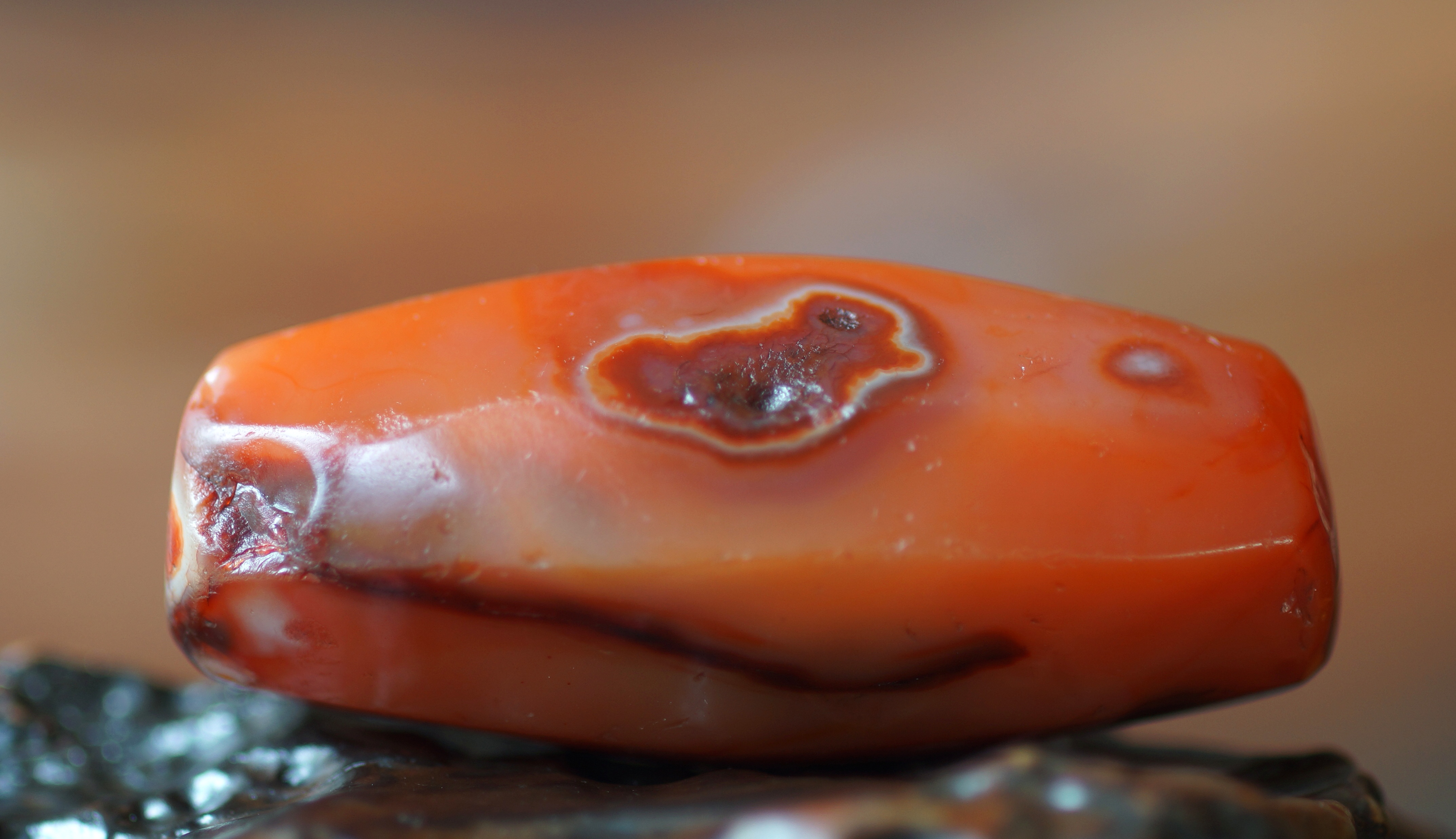 我眼中的古代珠子,辽金时期八棱红玛瑙桶珠.