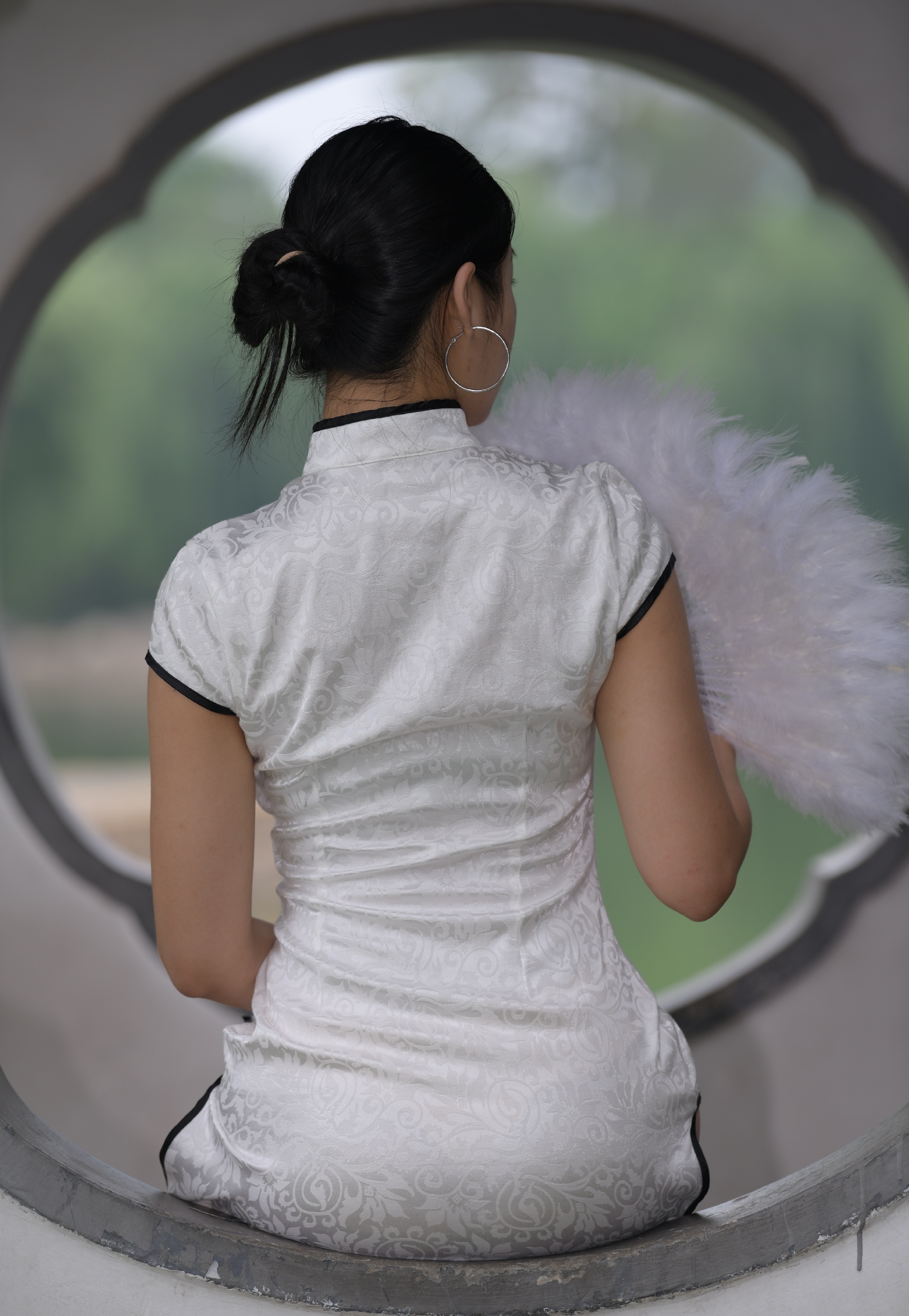 白色丝绸旗袍裙是一种非常优美,精致的女性服装,它通常体现华丽,高贵