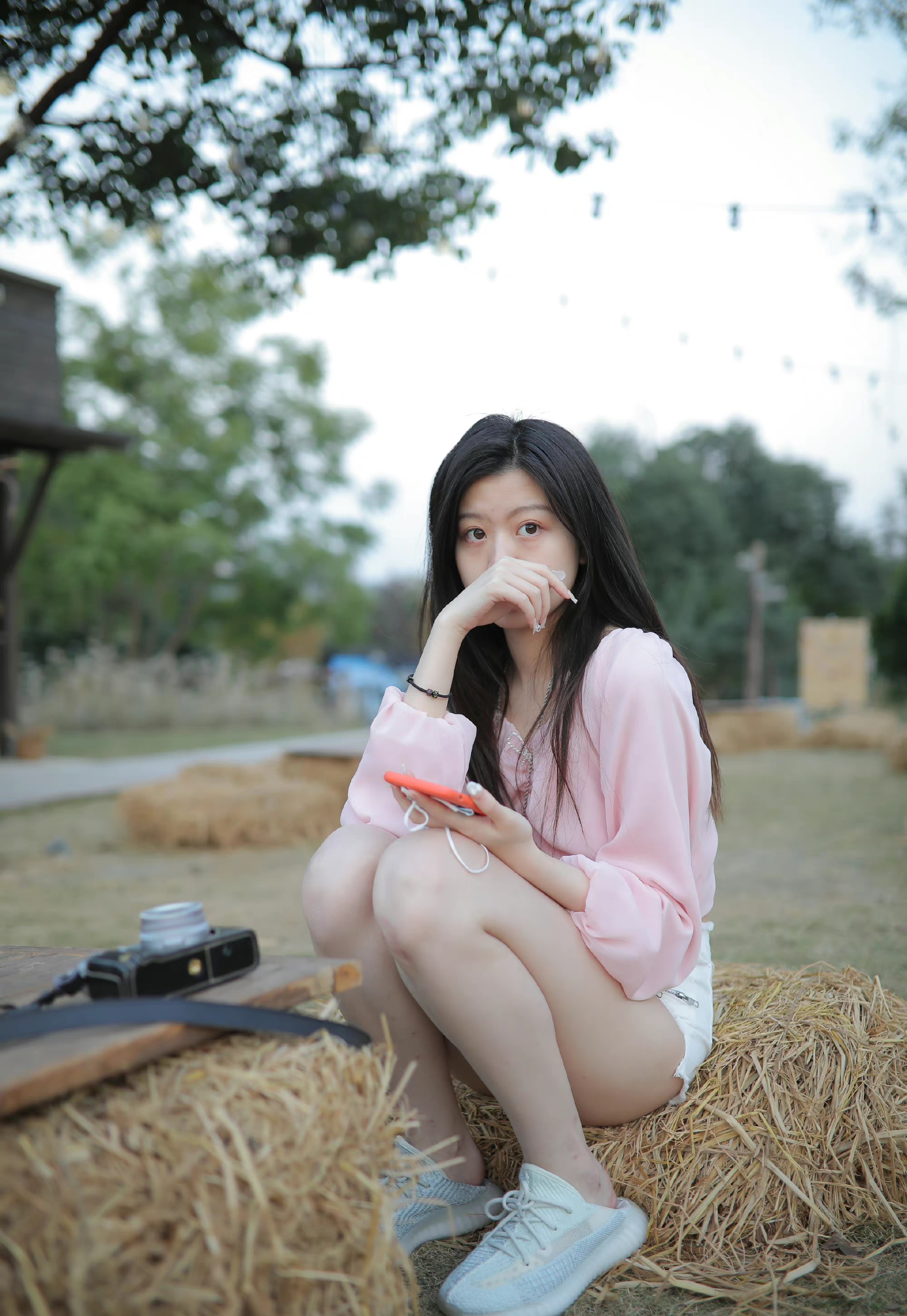 美女这么喜欢拍照,还如此敬业,是摄影系毕业的吗?