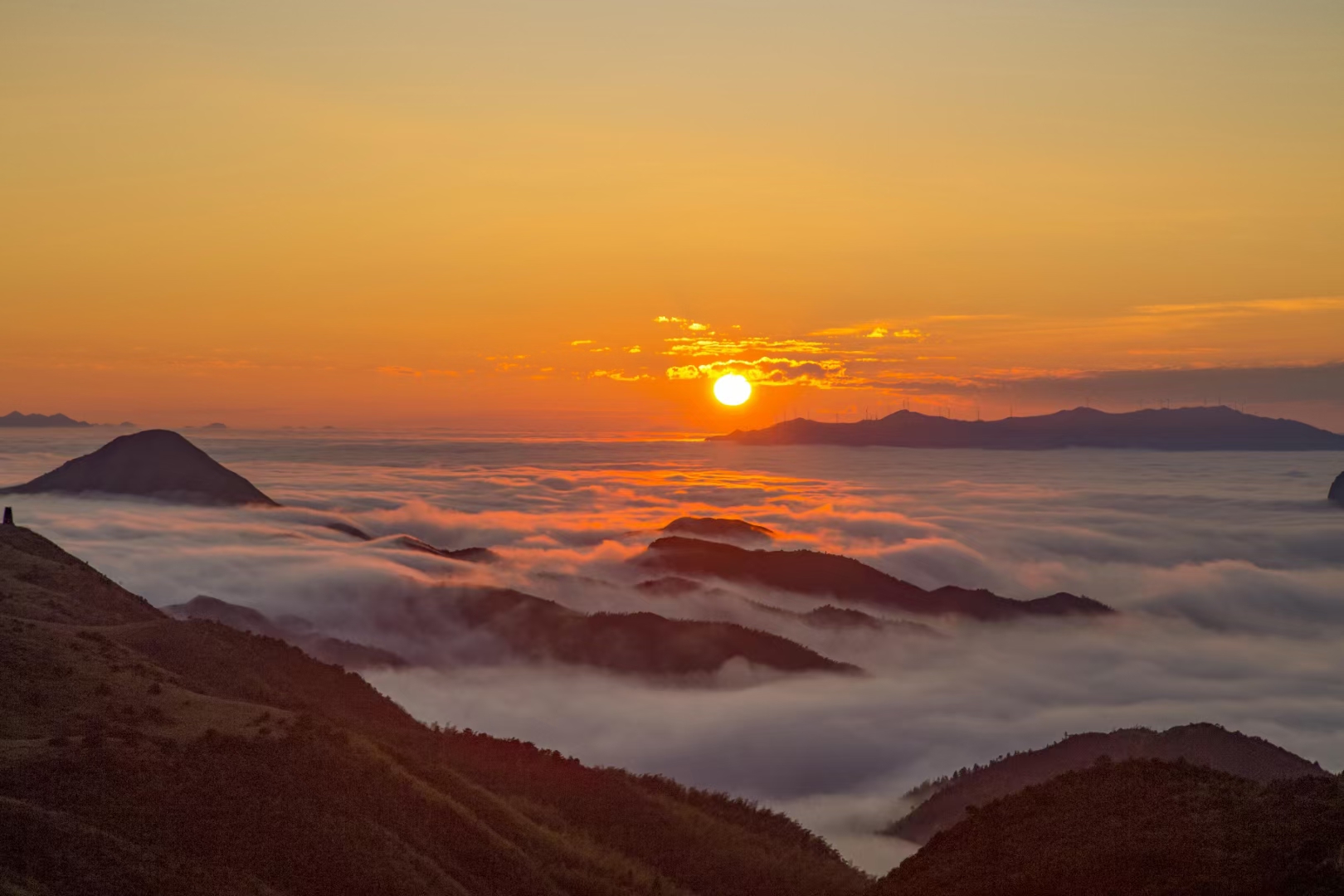 远处的山峰,有的被云海完全遮住,只露出一角,仿佛是神秘的仙岛99