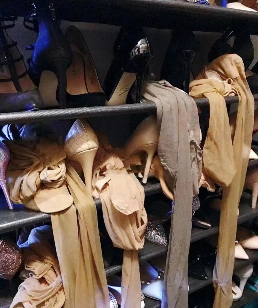 最近穿的臭丝只能塞鞋架里了#美腿丝袜高跟鞋