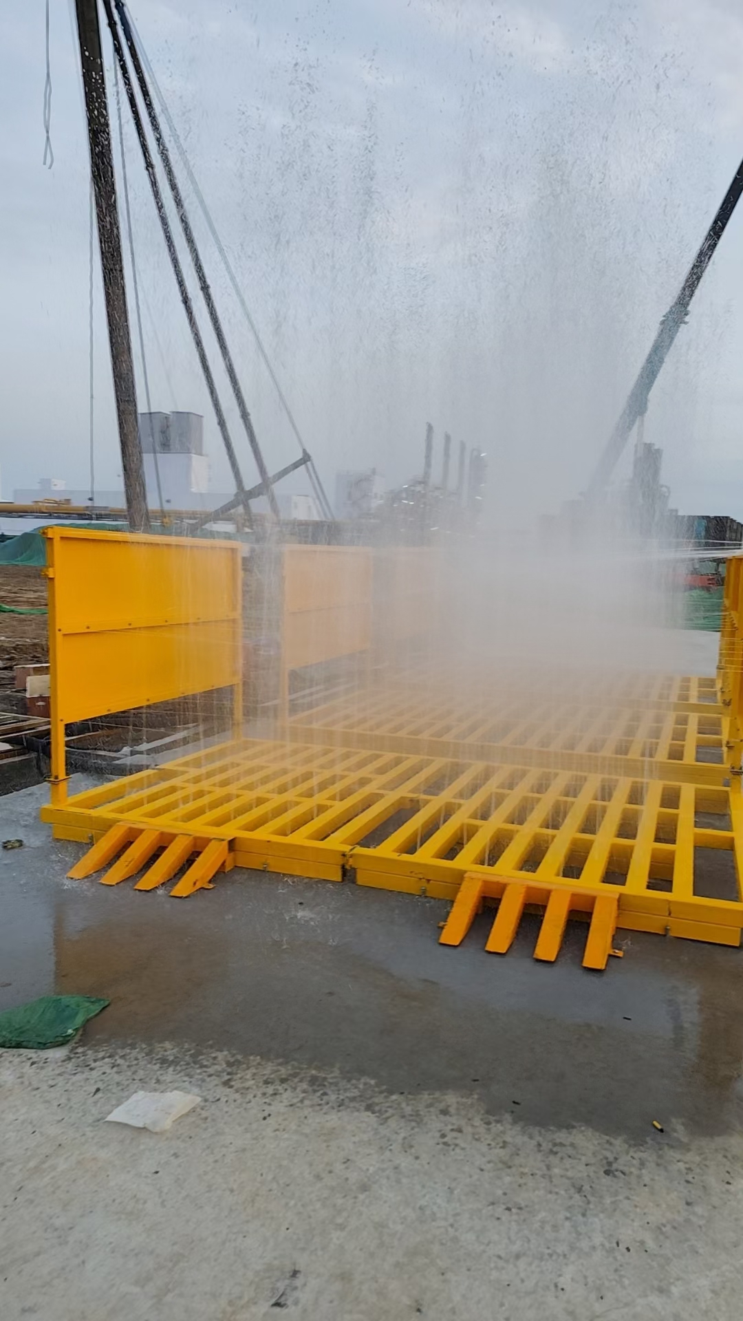 工地洗轮机作为建筑工地必备的设施,有效地解决了工地车辆外出时对