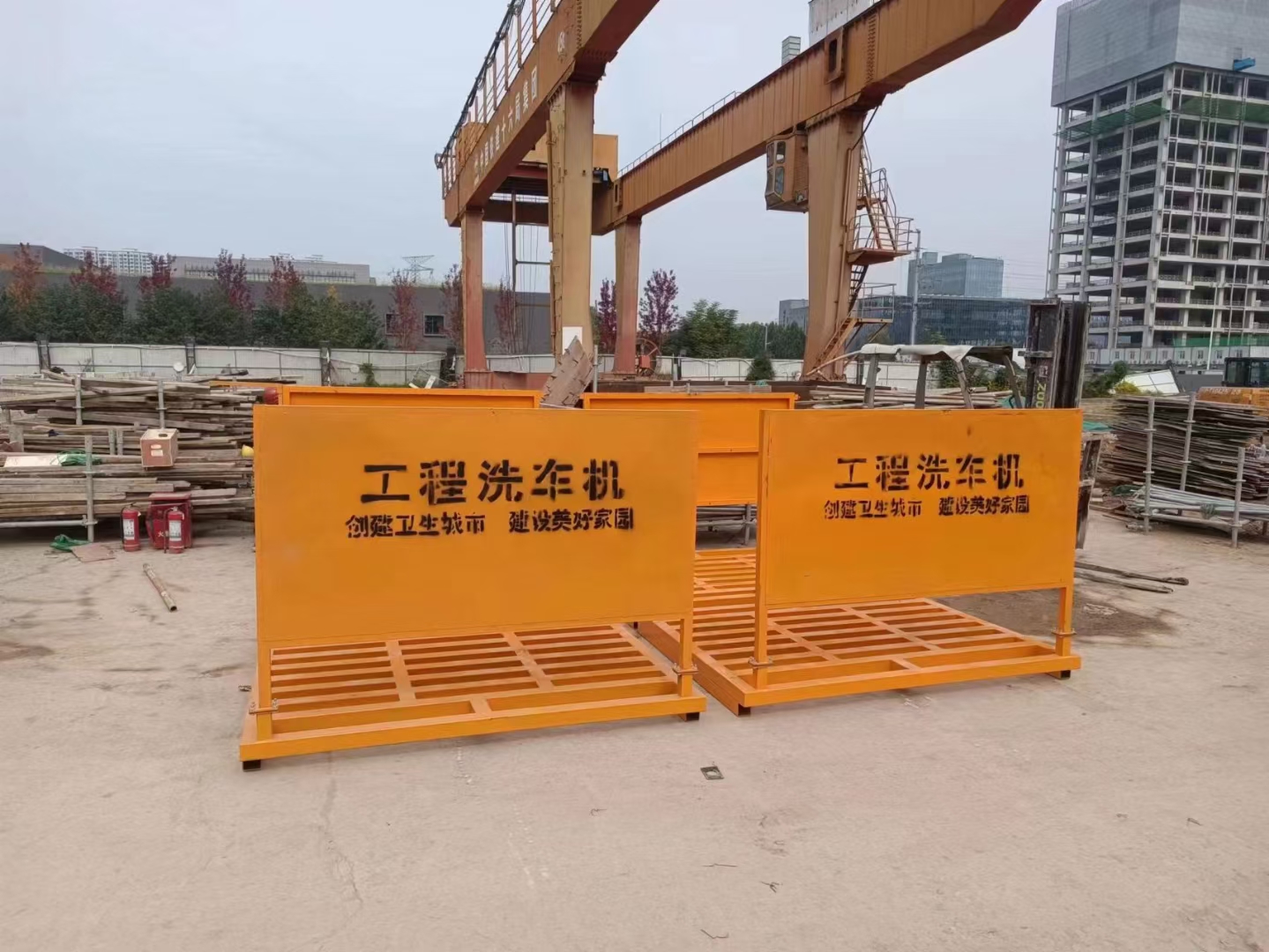 工地洗轮机作为建筑工地必备的设施,有效地解决了工地车辆外出时对