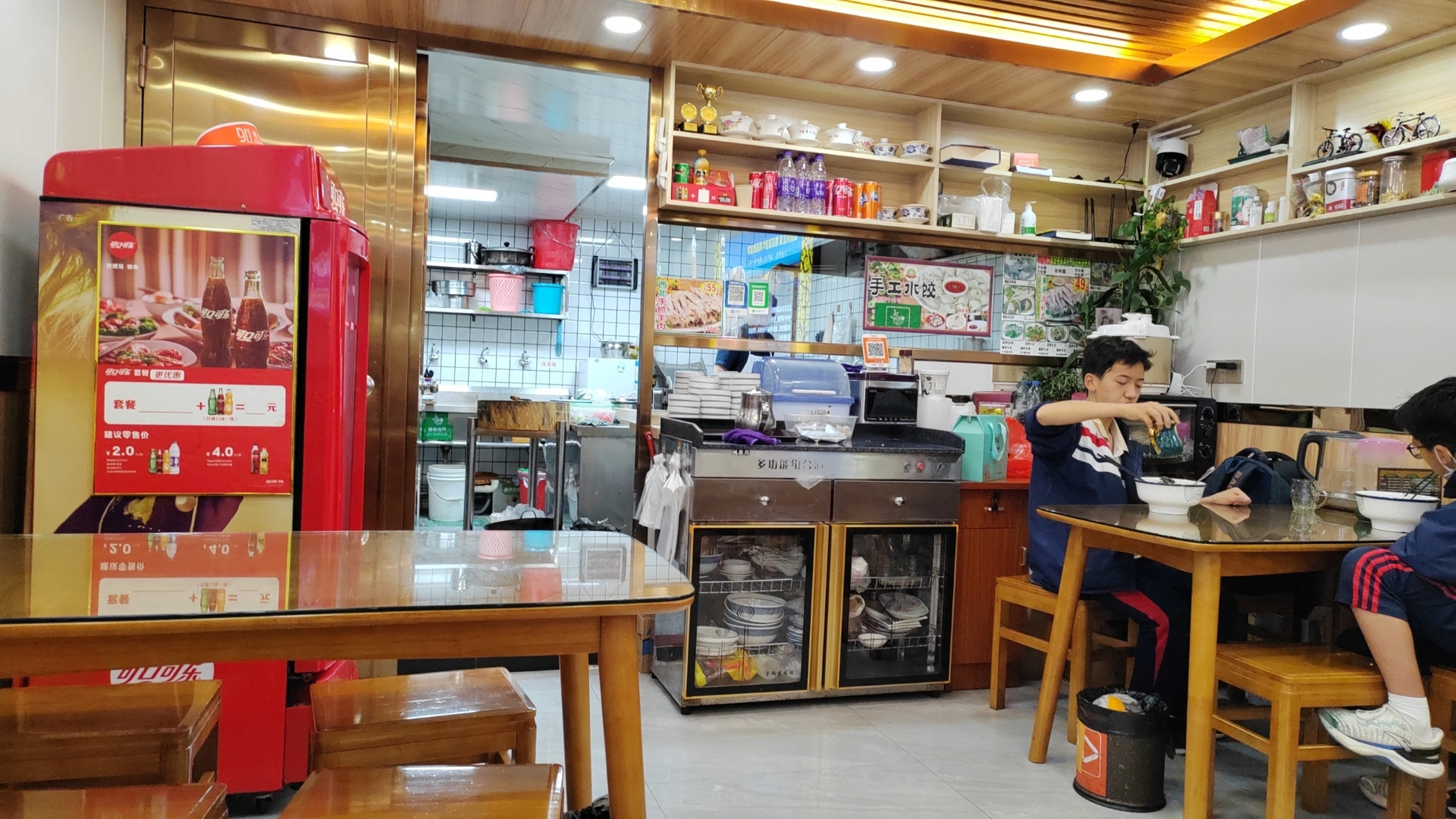 >> have  have a look 看一看  get on my shoulders and have a look