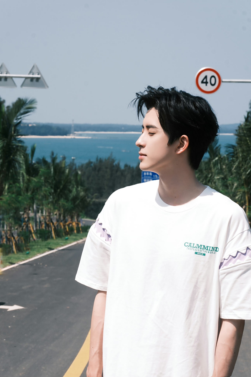 #敖瑞鹏# 努力睁开眼的鹏鹏[馋嘴]侧颜也很美!