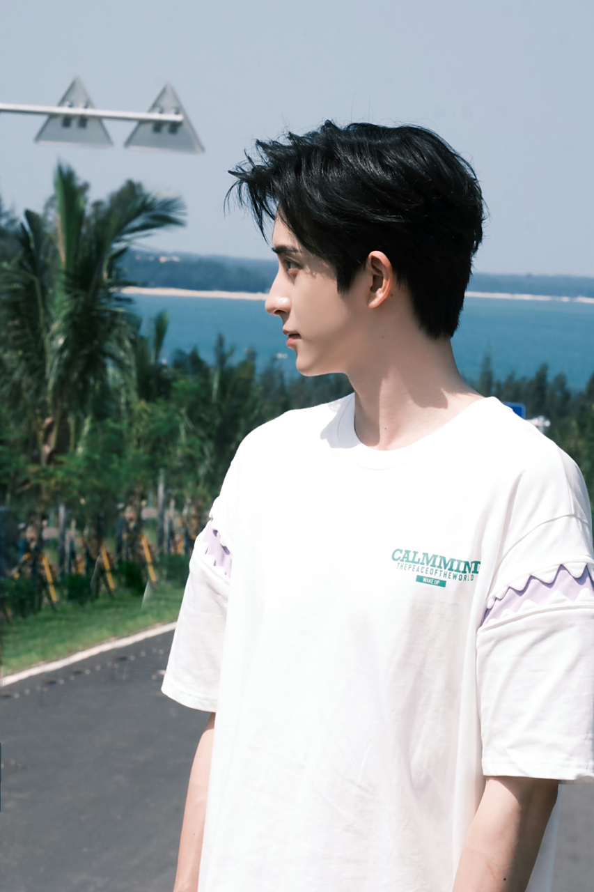 敖瑞鹏# 努力睁开眼的鹏鹏[馋嘴]侧颜也很美!