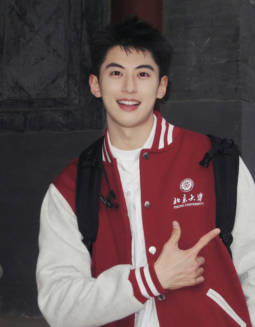 可爱的飞鱼罐头(于腾飞),眯起的双眼,上扬的嘴角