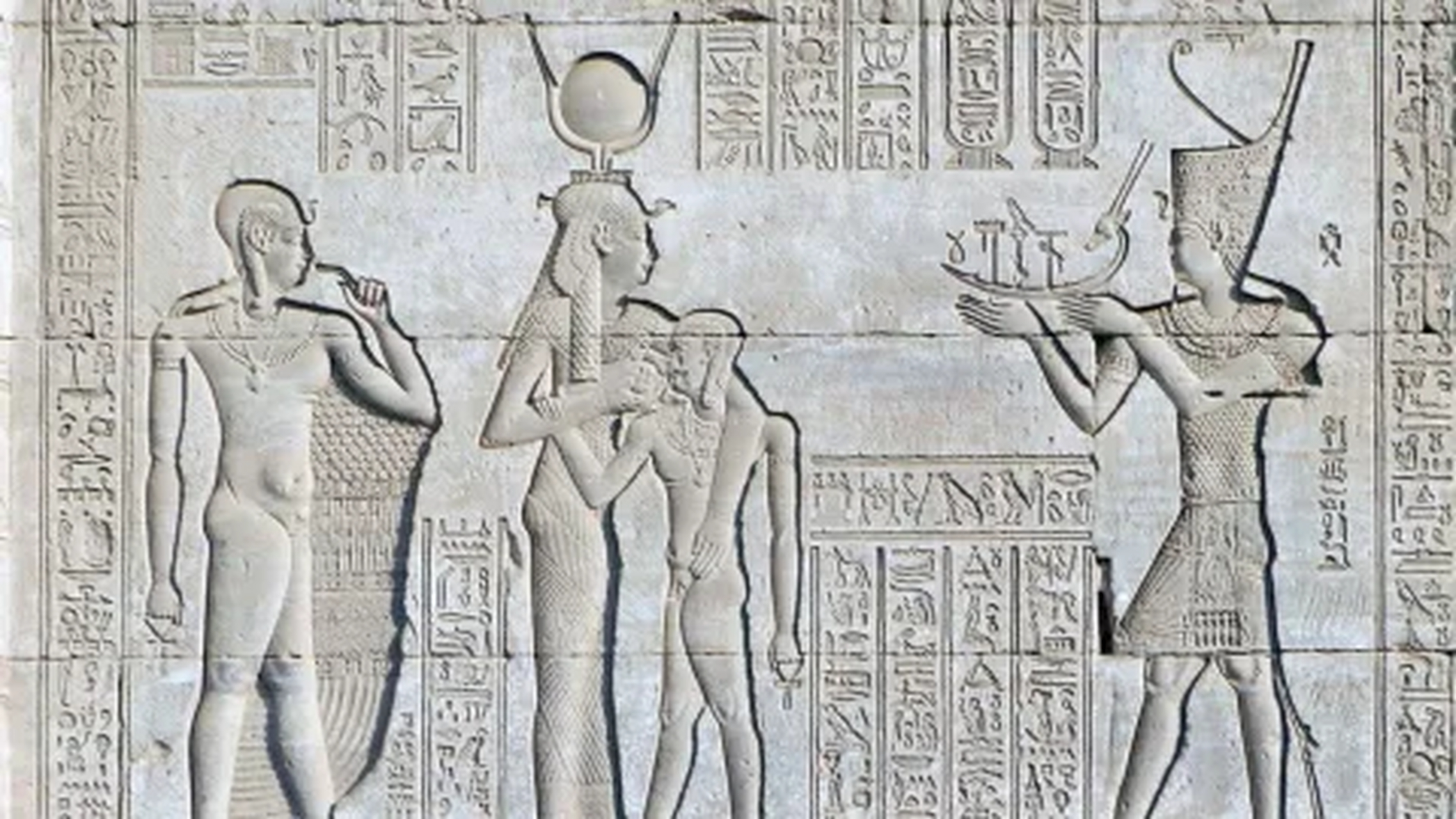 正面律,也称"正身侧面律",是古代埃及艺术中人物塑造的典型特征.