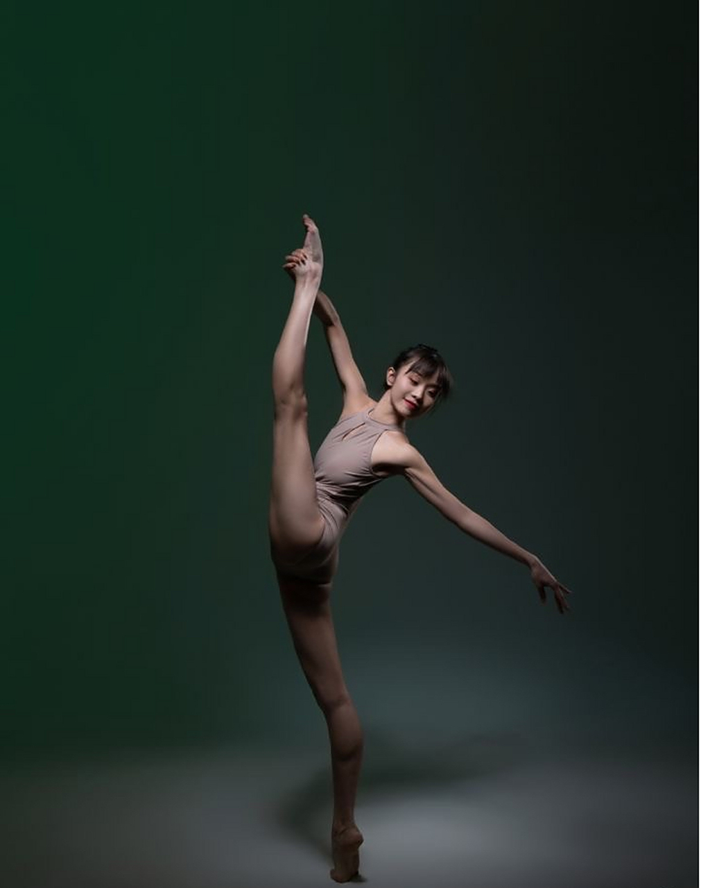 舞蹈老师的一字马功底还是非常不错的,自己做的更好才能教别人!