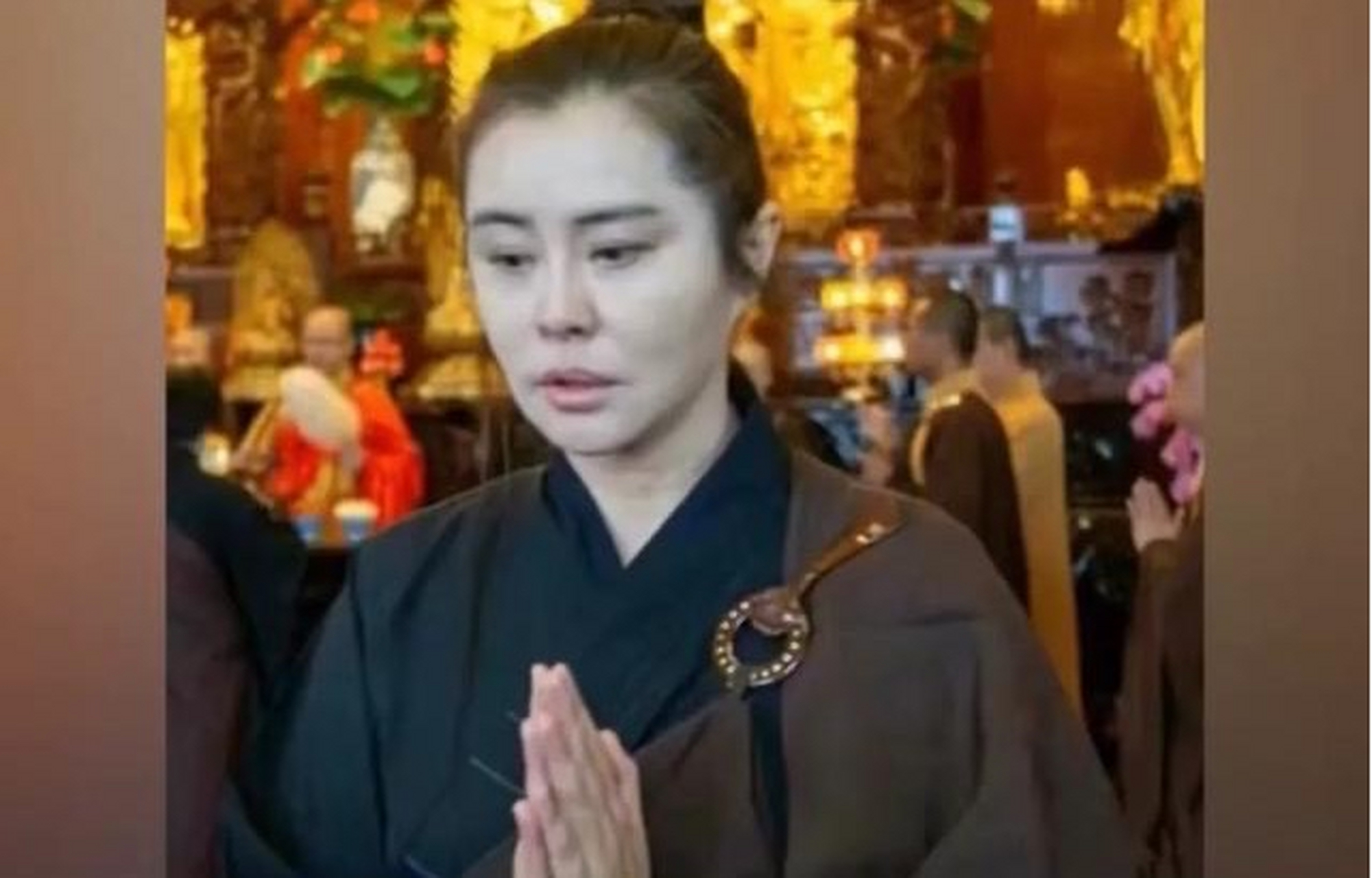 55岁王祖贤在温哥华寺庙祈福被网友偶遇,终身未嫁的她令人心疼