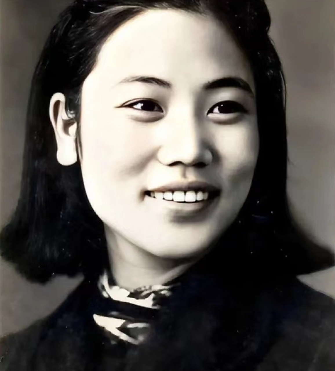 1951年8月7日,她率剧社开始为捐献"香玉剧社号"战斗机在全国巡回演出