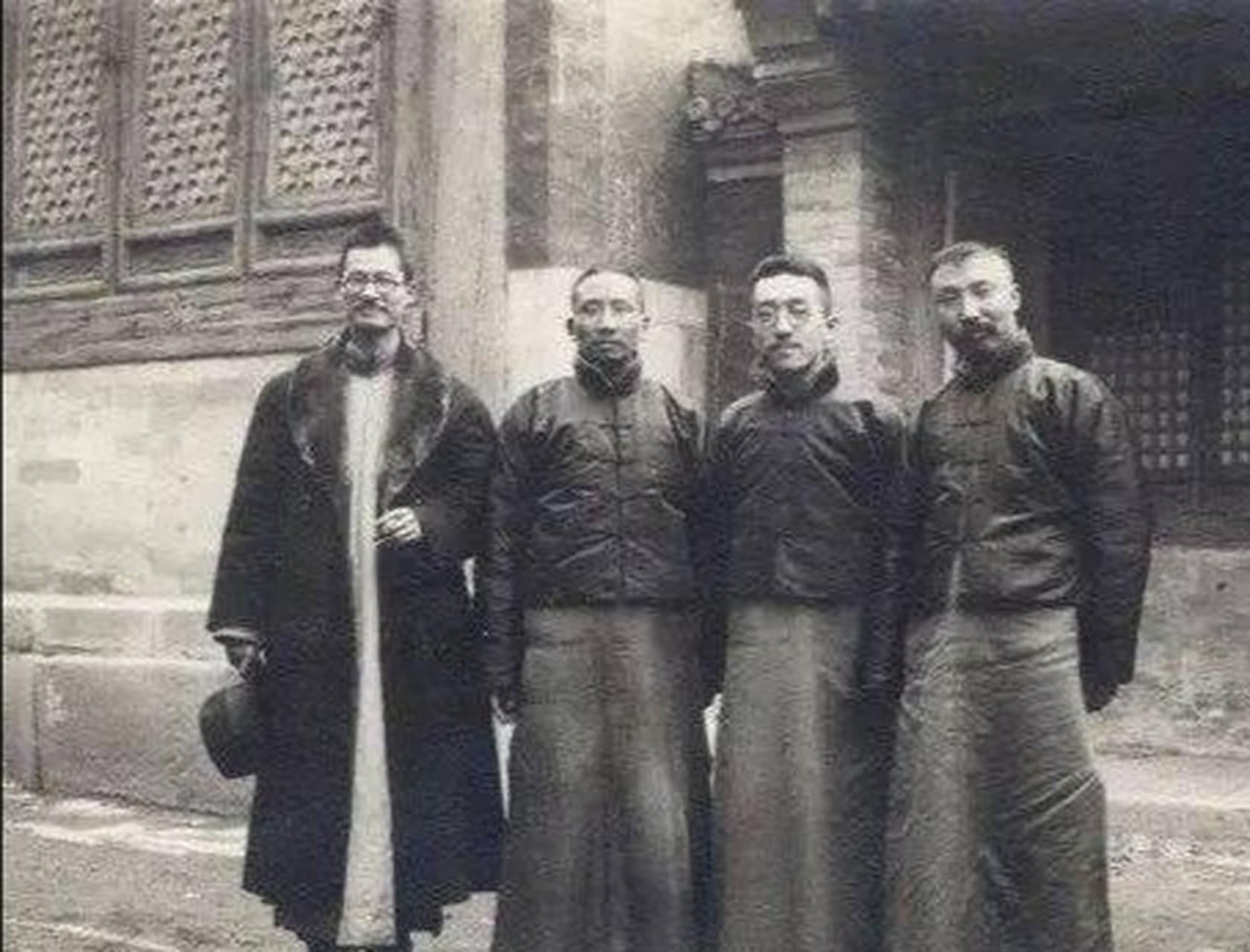 1920年,蒋梦麟,蔡元培,胡适,李大钊(由左至右)在小院门口合影.