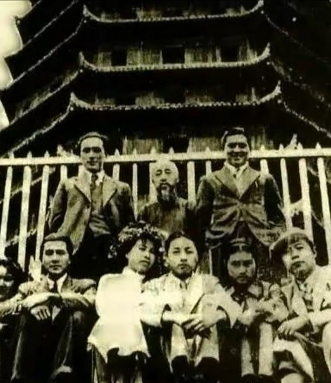 1936年4月26日,唐纳与蓝苹(前排中间一对),赵丹与叶露茜(前排左边一对