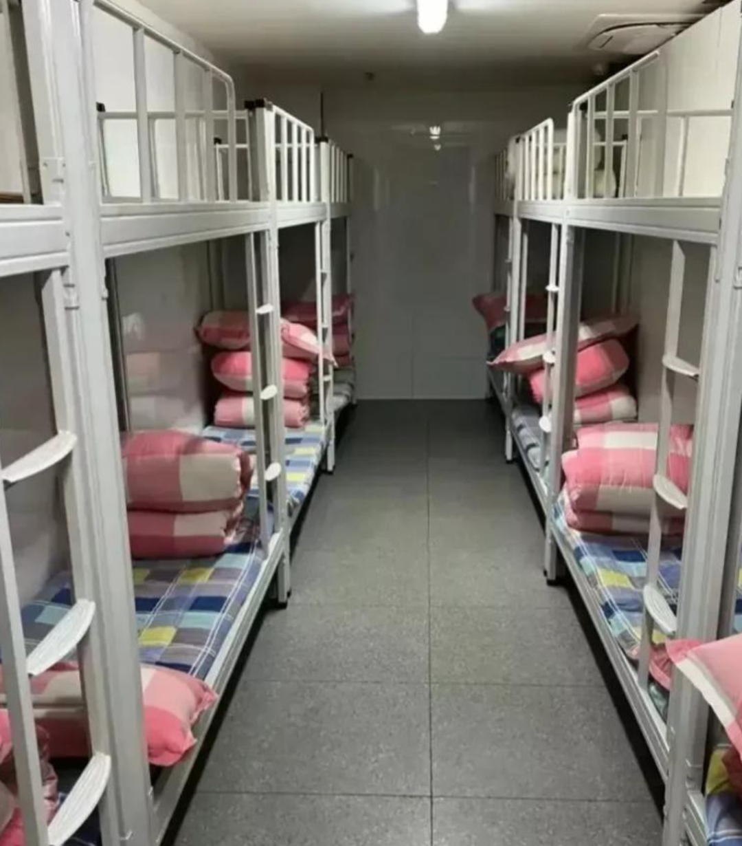 这一看可不得了哇,那小宿舍里竟然有 16 个床位,床才 80 厘米宽