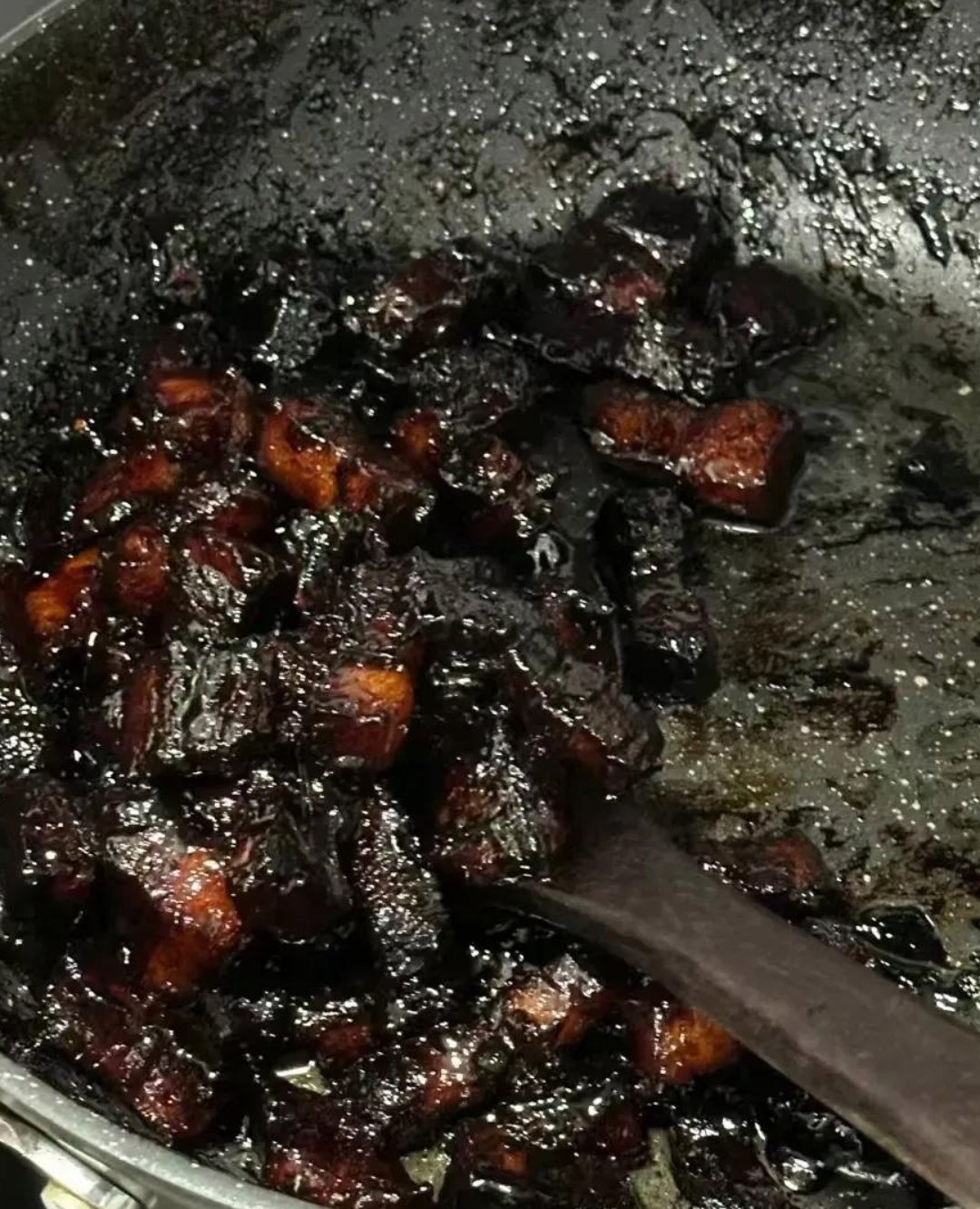 昨天夜里,我婆婆做红烧肉糊喽