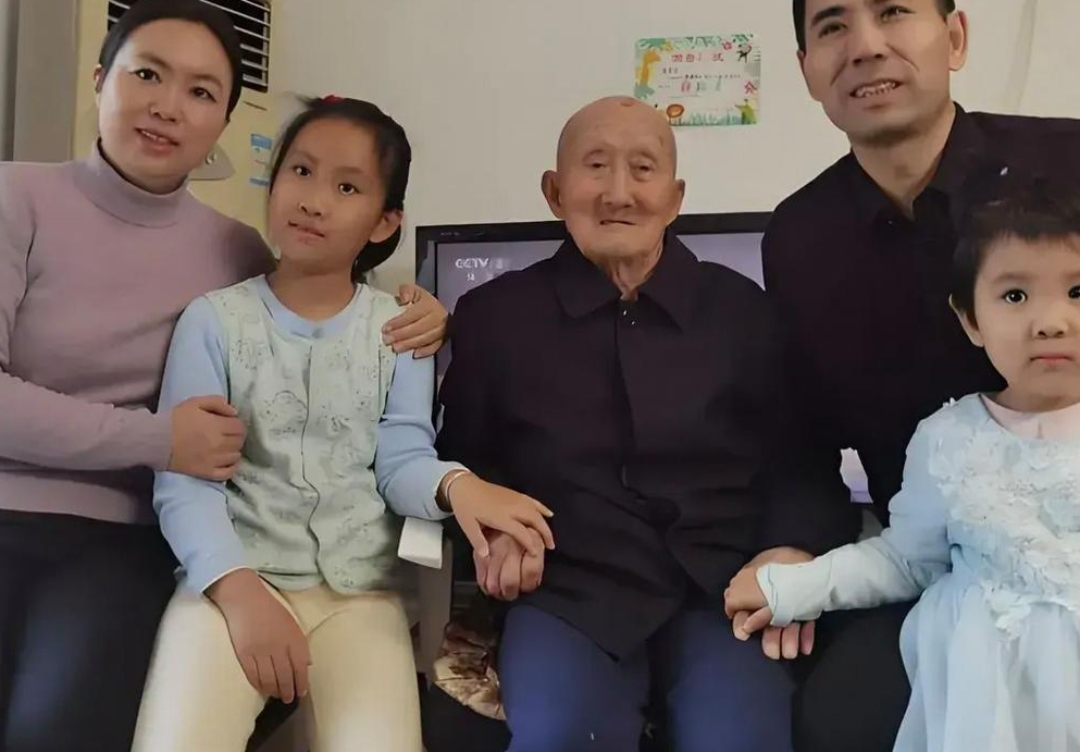 1979年,内蒙古农民董栋小遭遇了家庭的不幸,妻子离开,儿子离世,生活