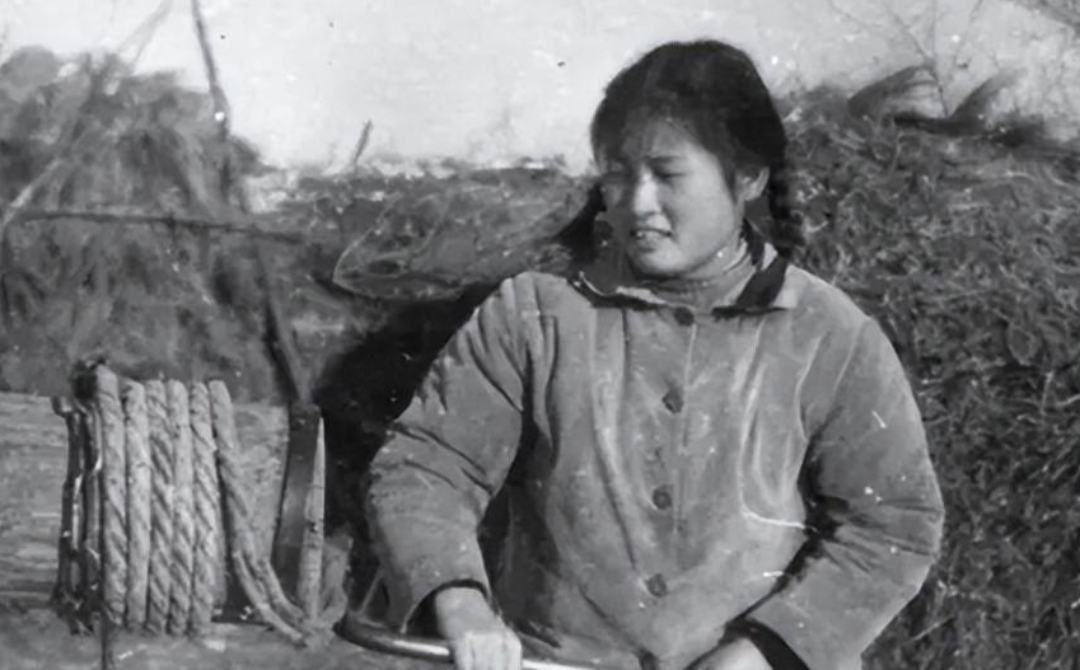 21岁的女知青朱梅华肚子疼,想一个人去茅房,结果这一去就没影了