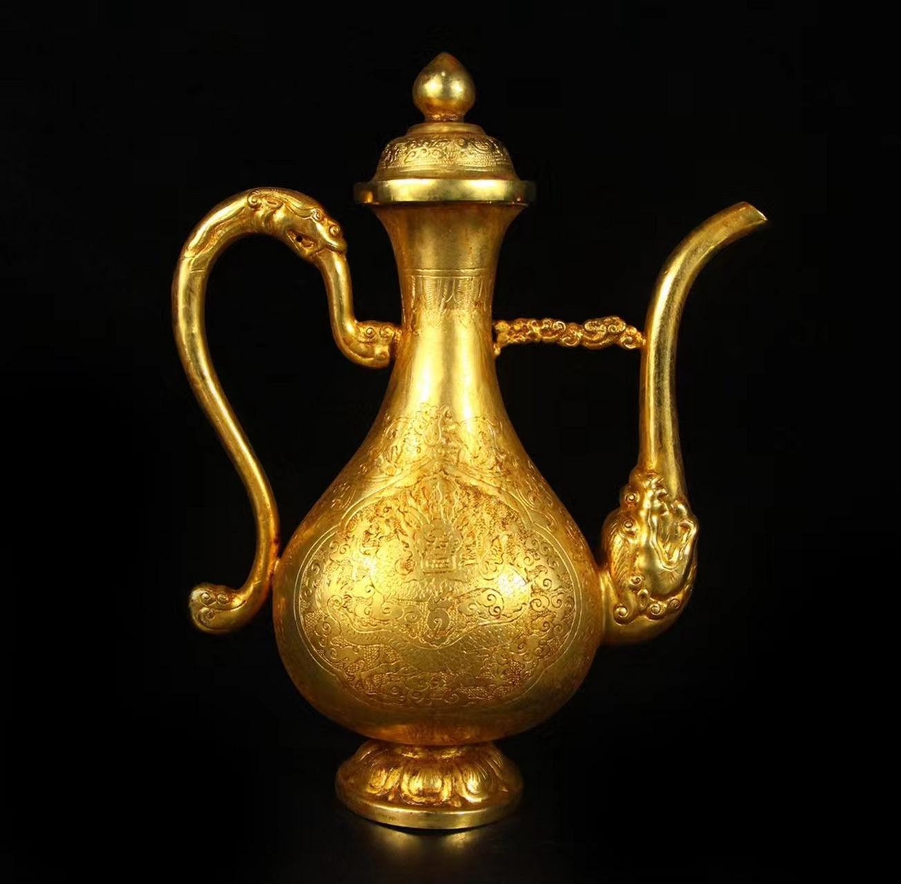 珍藏唐代鎏金酒具一套 壶  长19厘米,高25厘米,杯  直径5厘米,高7厘米