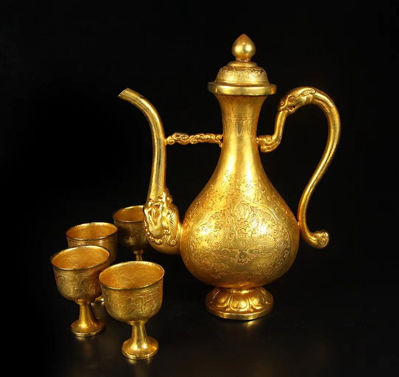珍藏唐代鎏金酒具一套 壶  长19厘米,高25厘米,杯  直径5厘米,高7厘米