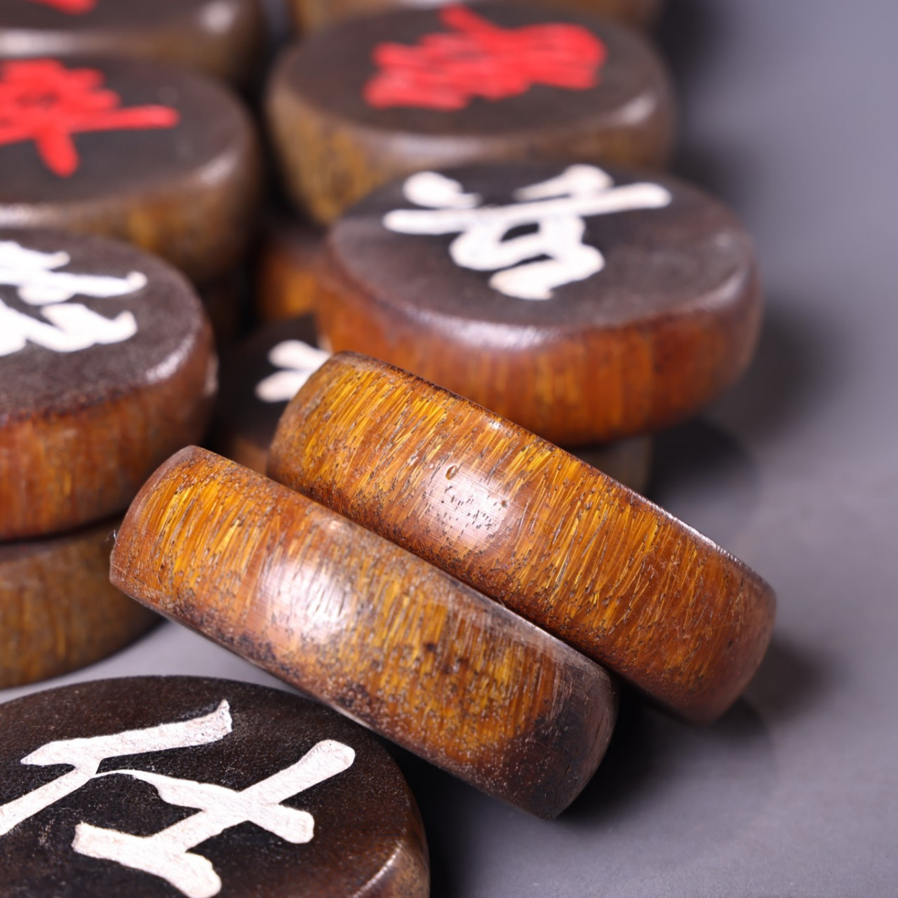 珍品旧藏收罕见犀牛角雕刻象棋一套#老物件# #动态连更挑战