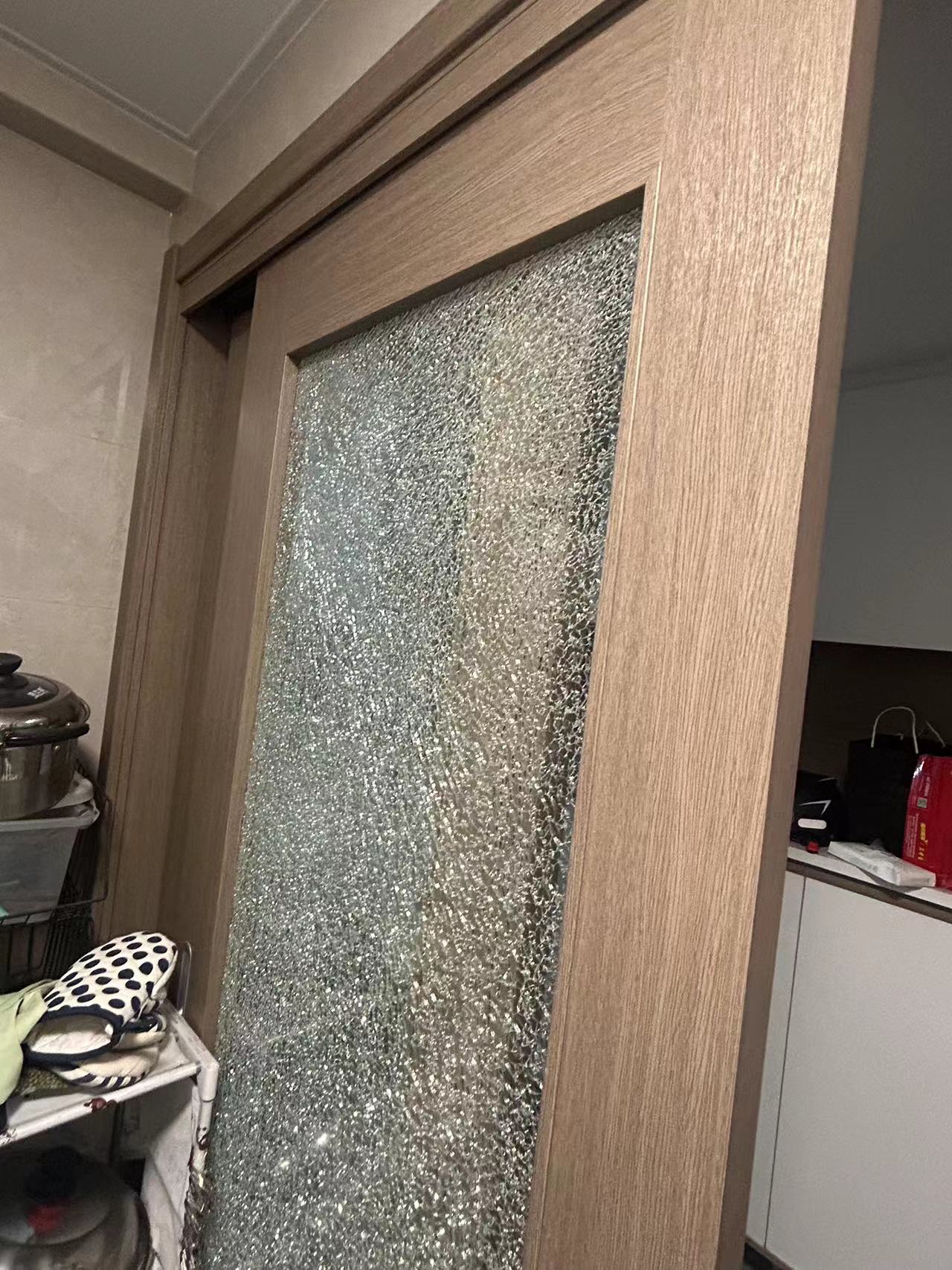 什么情况,门的玻璃忽然间碎成这样